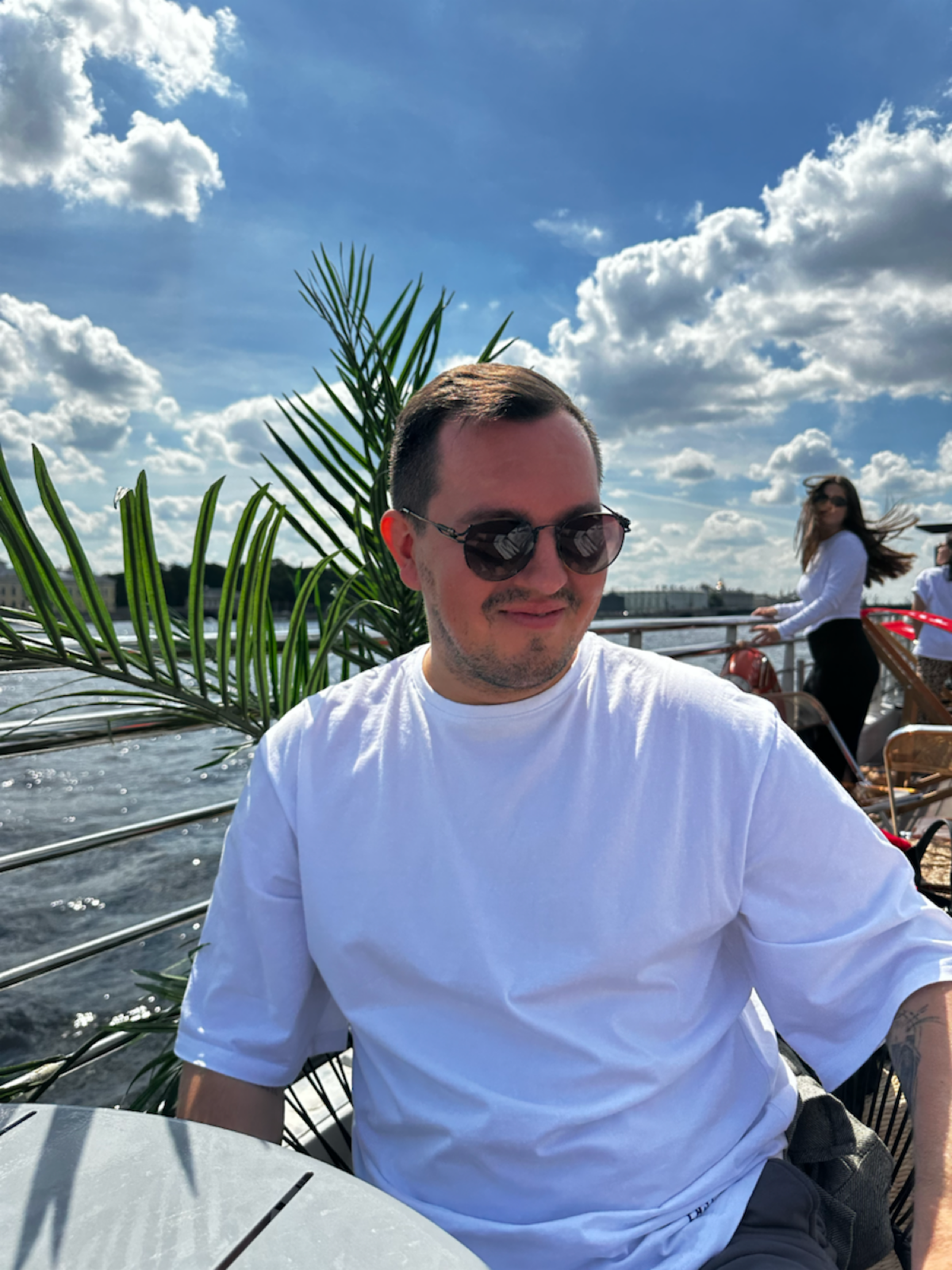 12 лет я работал в управлении.
А потом начал слушать людей.
(и именно тогда началась настоящая трансформация)
Я строил отделы, поднимал продажи, создавал процессы | Сетка — социальная сеть от hh.ru