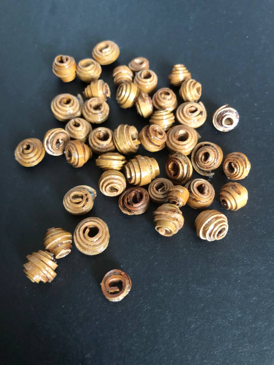 Береста: Преображение, или Как было на самом деле
Чтобы создать такие бусины, нужно было ровно отрезать канцелярским ножом полоски из бересты. Заранее сделать отметки-линии | Сетка — социальная сеть от hh.ru