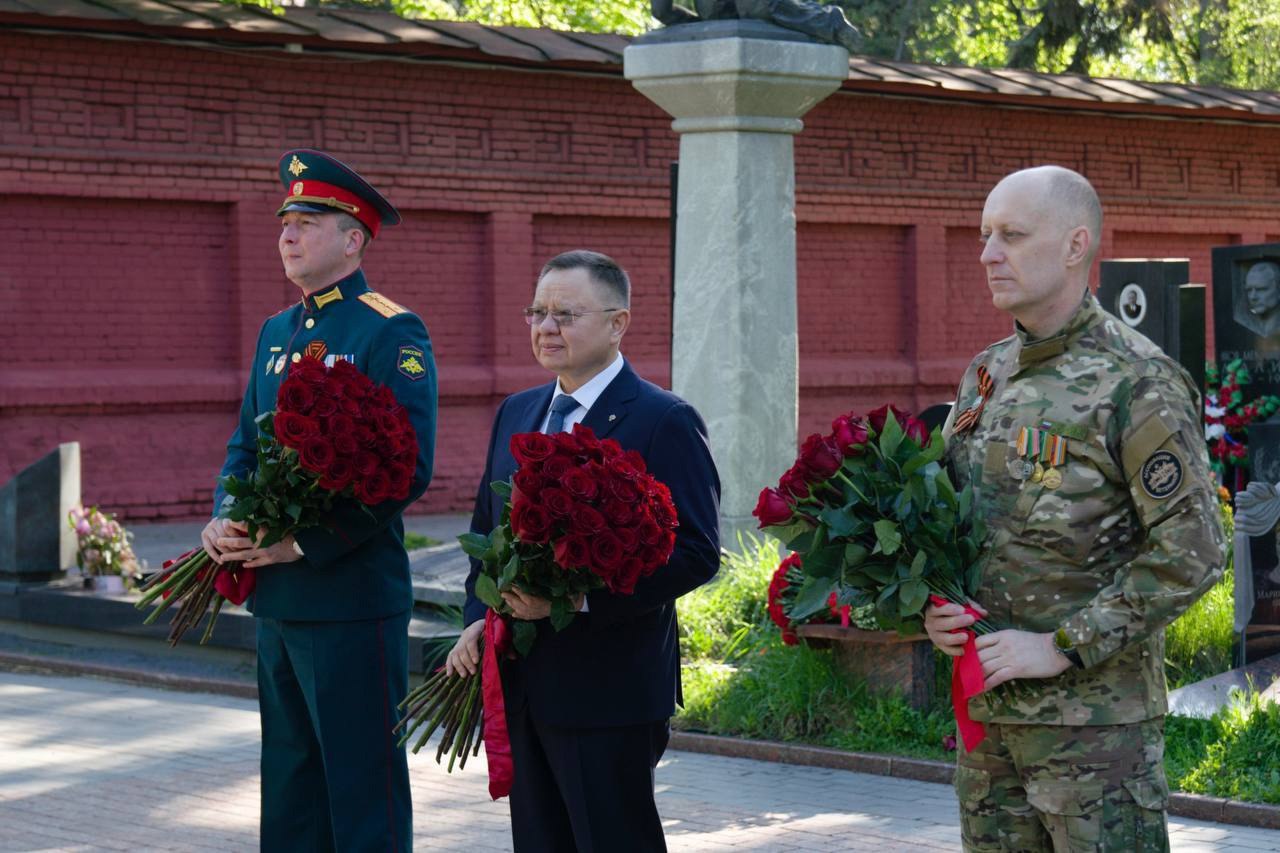 В преддверии 80-й годовщины Великой Победы Министр строительства и ЖКХ РФ Ирек Файзуллин почтил память защитников, сражавшихся за Родину в Великой Отечественной войне
Глава Минстроя России возложил цв... | Сетка — социальная сеть от hh.ru
