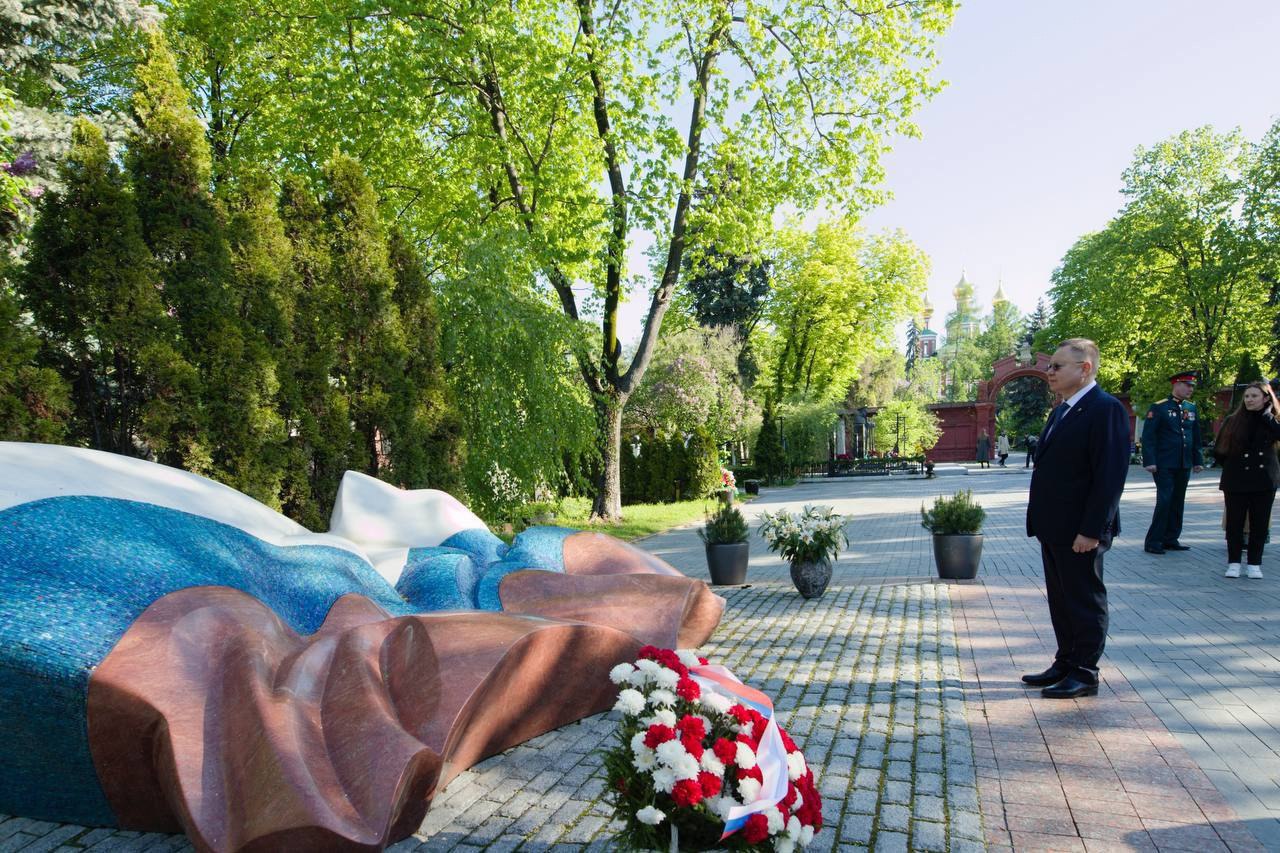 В преддверии 80-й годовщины Великой Победы Министр строительства и ЖКХ РФ Ирек Файзуллин почтил память защитников, сражавшихся за Родину в Великой Отечественной войне
Глава Минстроя России возложил цв... | Сетка — социальная сеть от hh.ru