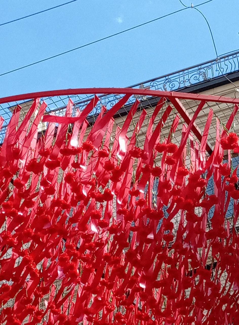 🌹На Никольской вместо светодиодных гирлянд появились красные гвоздики и ленты
Ещё в апреле часть украшений, создававших эффект звёздного неба, демонтировали | Сетка — социальная сеть от hh.ru
