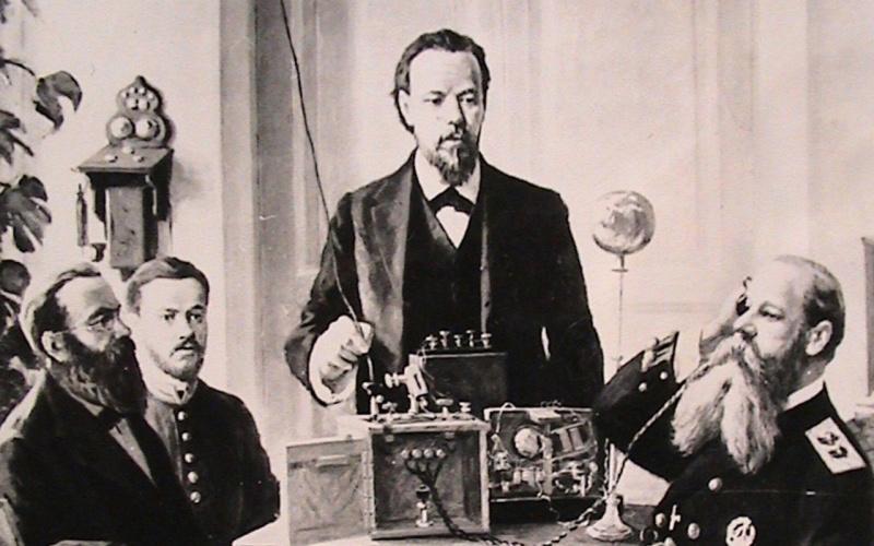 7 мая (25 апреля по старому) 1895 года на заседании Русского физико-химического общества в Санкт-Петербурге Александр Попов впервые публично показал действие своего изобретения — радиоприёмника | Сетка — социальная сеть от hh.ru