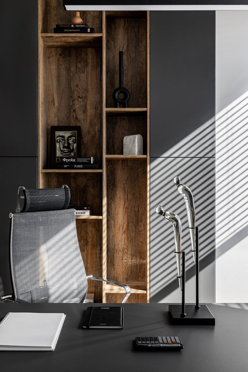 От монохрома к ярким акцентам — как дизайнер Анна Попова создала функциональный и эстетичный интерьер для семьи, ценящей живое общение и красивые виды. Смотрите и читайте на сайте wajournal.ru | Сетка — социальная сеть от hh.ru