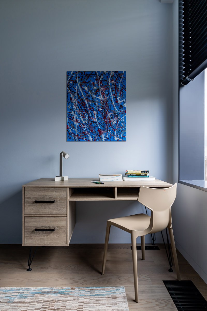 От монохрома к ярким акцентам — как дизайнер Анна Попова создала функциональный и эстетичный интерьер для семьи, ценящей живое общение и красивые виды. Смотрите и читайте на сайте wajournal.ru | Сетка — социальная сеть от hh.ru