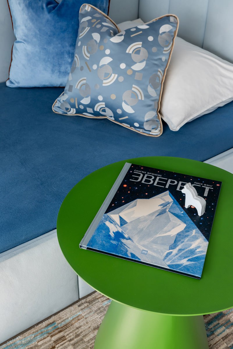 От монохрома к ярким акцентам — как дизайнер Анна Попова создала функциональный и эстетичный интерьер для семьи, ценящей живое общение и красивые виды. Смотрите и читайте на сайте wajournal.ru | Сетка — социальная сеть от hh.ru