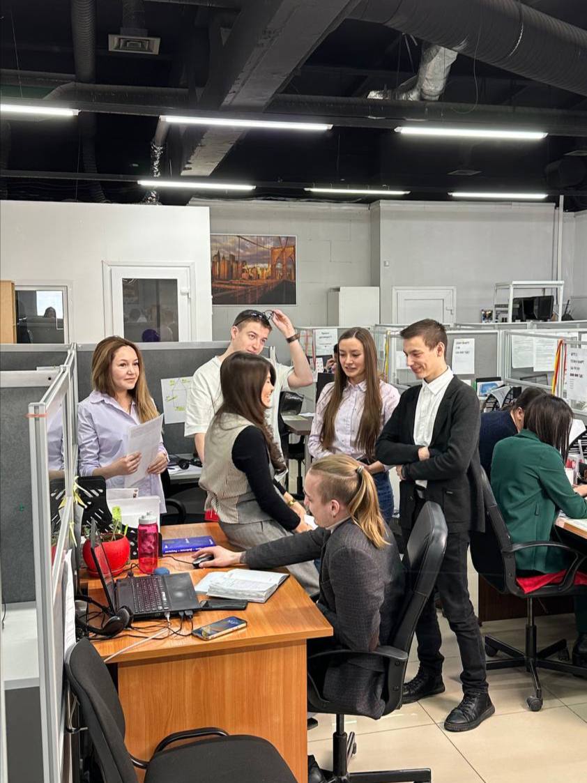 В Сенсуме можно вырасти из стажёра в лидера направления — и это не сказка 🧳У нас нет стеклянных потолков — только реальные истории.
Хочешь развиваться — развивайся | Сетка — социальная сеть от hh.ru