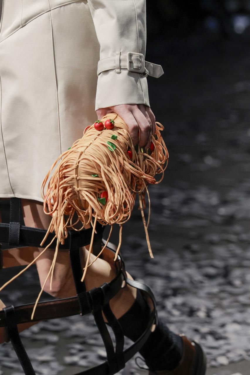 Сумки от Moschino — это, конечно, отдельный вид искусства. Продавать, например, сумку за $3.000 в виде кофейника надо уметь | Сетка — социальная сеть от hh.ru