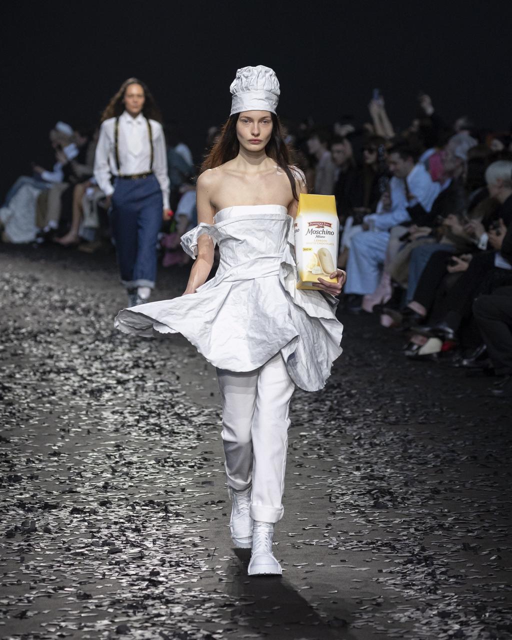 Сумки от Moschino — это, конечно, отдельный вид искусства. Продавать, например, сумку за $3.000 в виде кофейника надо уметь | Сетка — социальная сеть от hh.ru