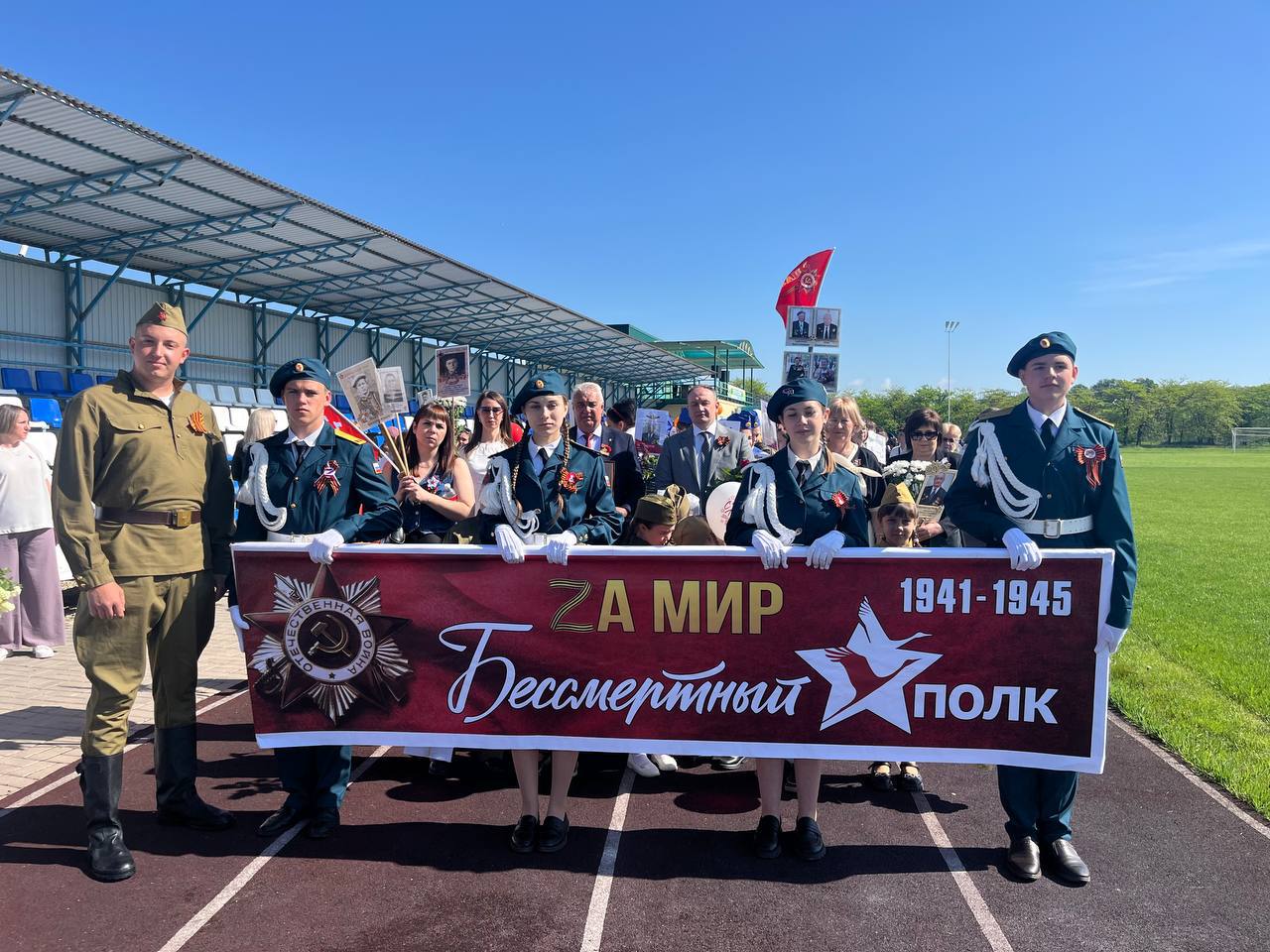 Шествие Бессмертного полка стартовало в Новоселицком округе
Местные жители несут к Вечному огню фотографии своих родственников-фронтовиков.
В колонне шагают все — от мала до велика. | Сетка — социальная сеть от hh.ru