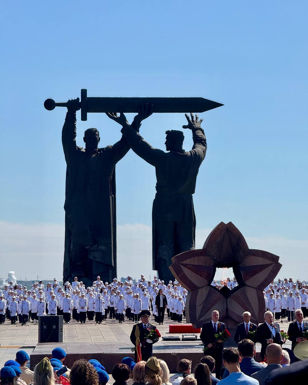 С Днём Победы! 🇷🇺
9 Мая — это символ стойкости духа, верности традициям и любви к Родине | Сетка — социальная сеть от hh.ru