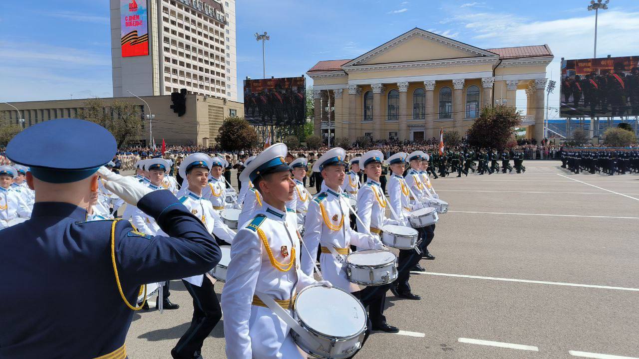 На центральной площади Ставрополя в параде Победы участвуют более 1,5 тысячи человек
Среди них — казаки, кадеты, юнармейцы, сотрудники МЧС и бойцы специальной военной операции. | Сетка — социальная сеть от hh.ru