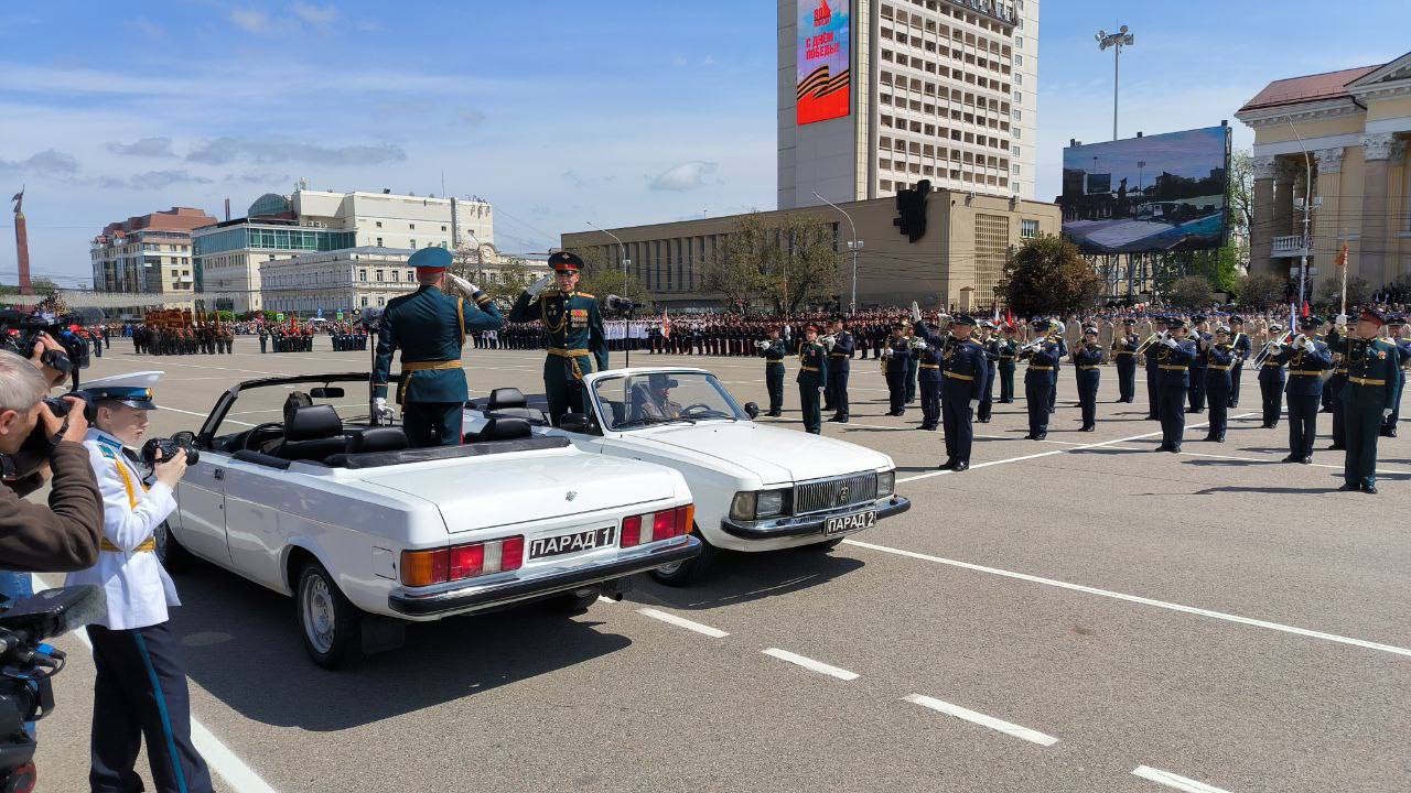 На центральной площади Ставрополя в параде Победы участвуют более 1,5 тысячи человек
Среди них — казаки, кадеты, юнармейцы, сотрудники МЧС и бойцы специальной военной операции. | Сетка — социальная сеть от hh.ru