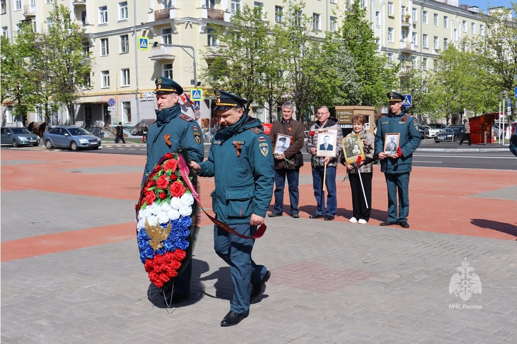 Личный состав института принял участие в торжественной церемонии возложения цветов к мемориальному комплексу «Воинам-землякам, за Родину жизнь отдавшим» на площади Славы в городском округе Балашиха | Сетка — социальная сеть от hh.ru