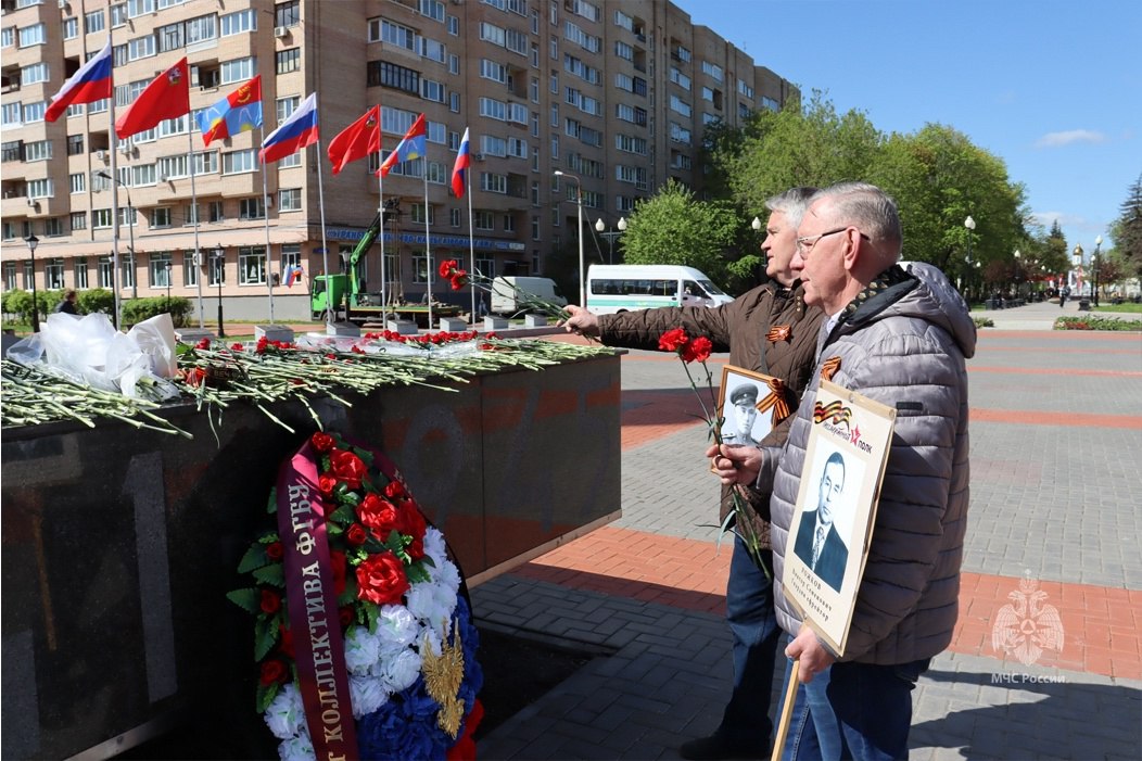 Личный состав института принял участие в торжественной церемонии возложения цветов к мемориальному комплексу «Воинам-землякам, за Родину жизнь отдавшим» на площади Славы в городском округе Балашиха | Сетка — социальная сеть от hh.ru