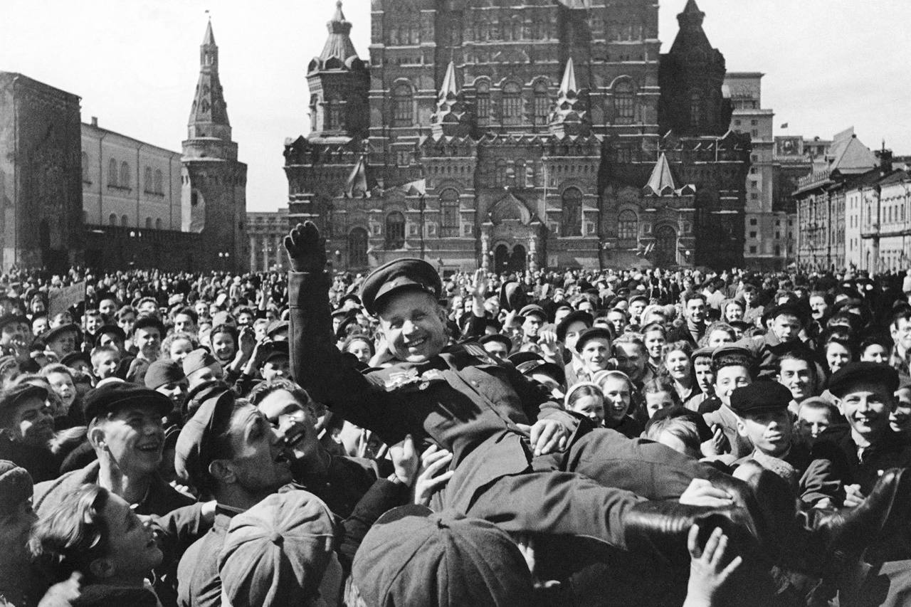 9 мая 1945 года в Москве ⭐️
Поздравляем всех с Днём Победы!
Ровно 80 лет назад Германия подписала акт о безоговорочной капитуляции, после чего Великая Отечественная война официально завершилась | Сетка — социальная сеть от hh.ru