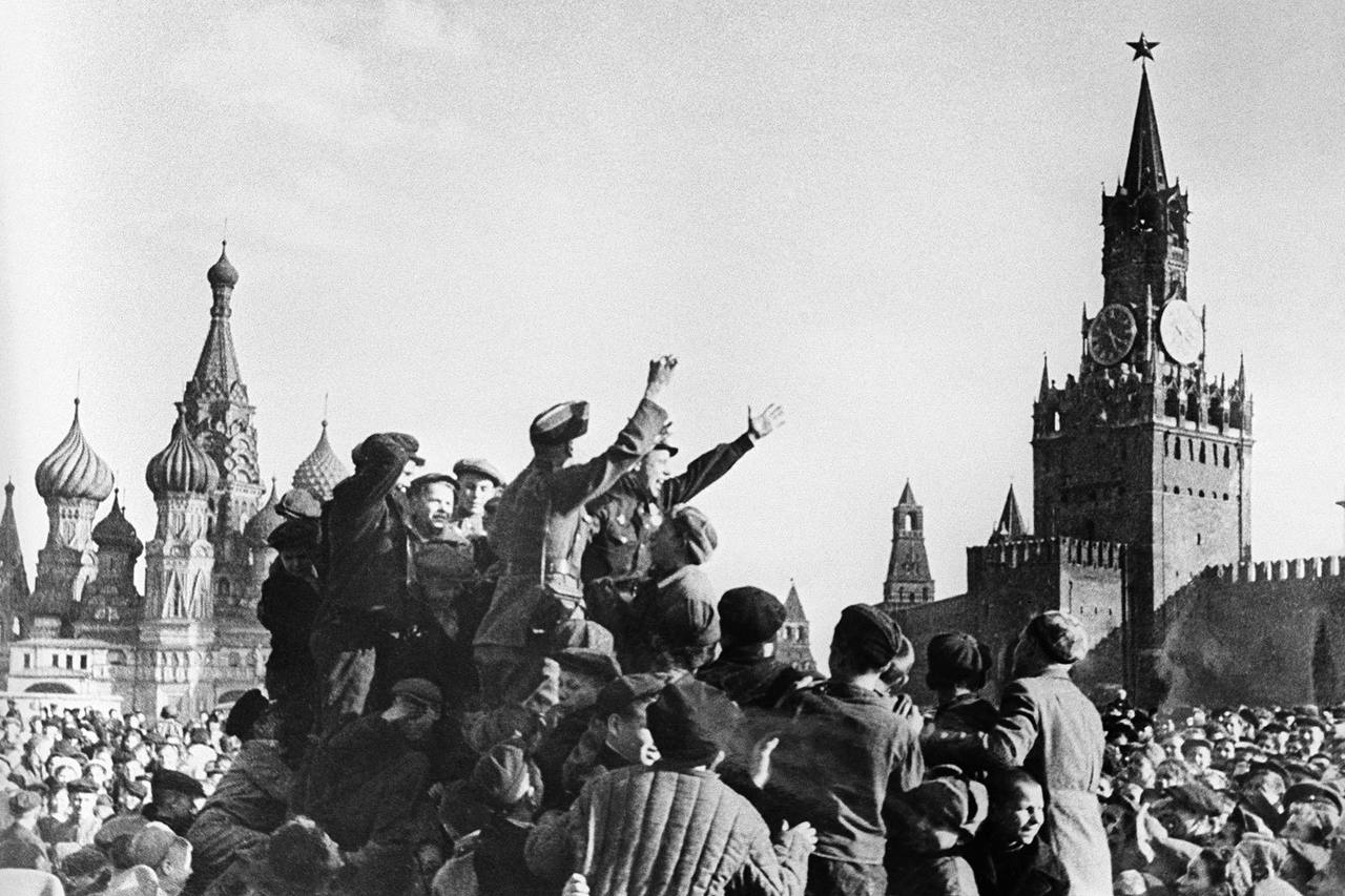9 мая 1945 года в Москве ⭐️
Поздравляем всех с Днём Победы!
Ровно 80 лет назад Германия подписала акт о безоговорочной капитуляции, после чего Великая Отечественная война официально завершилась | Сетка — социальная сеть от hh.ru
