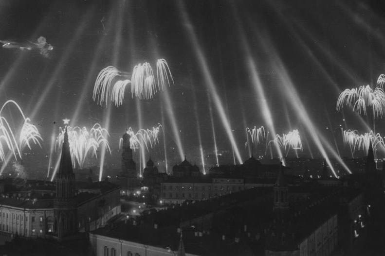 9 мая 1945 года в Москве ⭐️
Поздравляем всех с Днём Победы!
Ровно 80 лет назад Германия подписала акт о безоговорочной капитуляции, после чего Великая Отечественная война официально завершилась | Сетка — социальная сеть от hh.ru