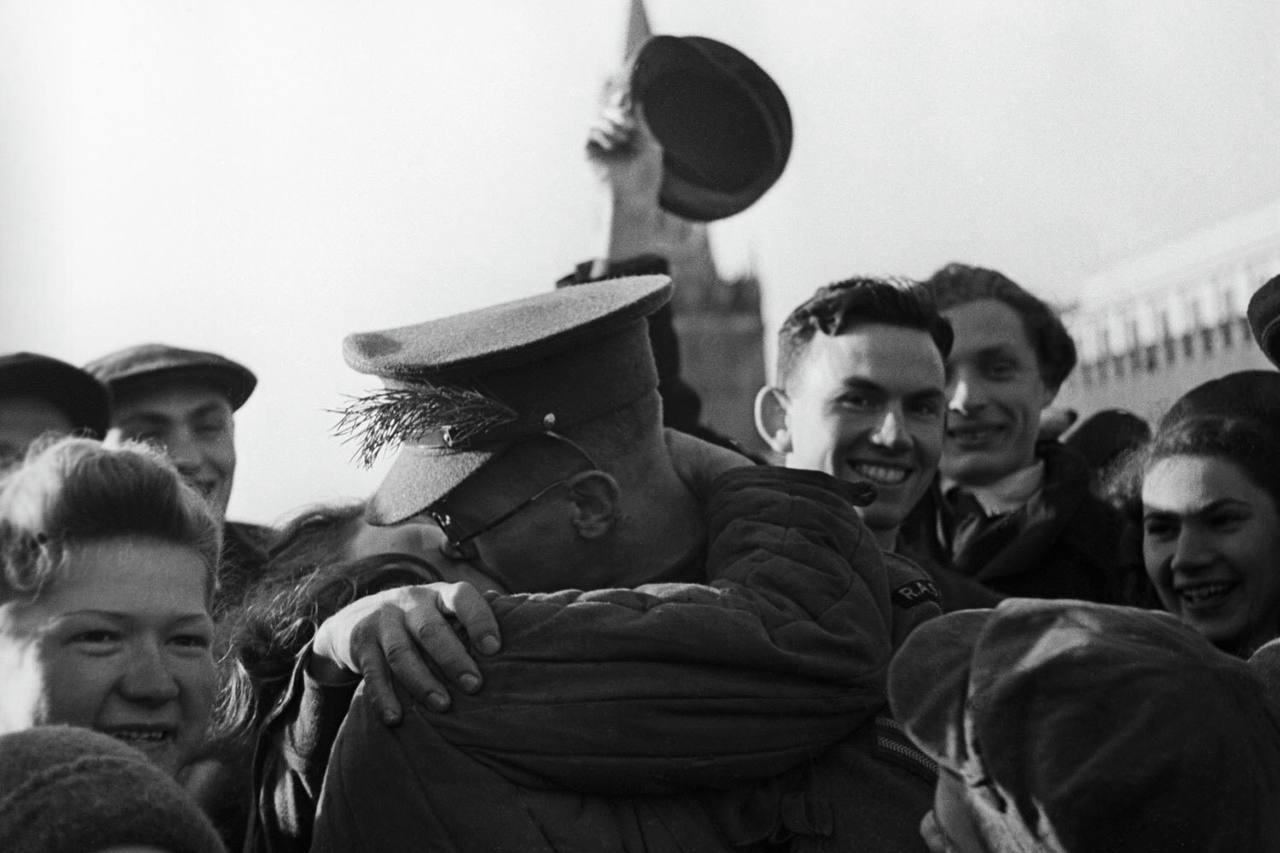 9 мая 1945 года в Москве ⭐️
Поздравляем всех с Днём Победы!
Ровно 80 лет назад Германия подписала акт о безоговорочной капитуляции, после чего Великая Отечественная война официально завершилась | Сетка — социальная сеть от hh.ru