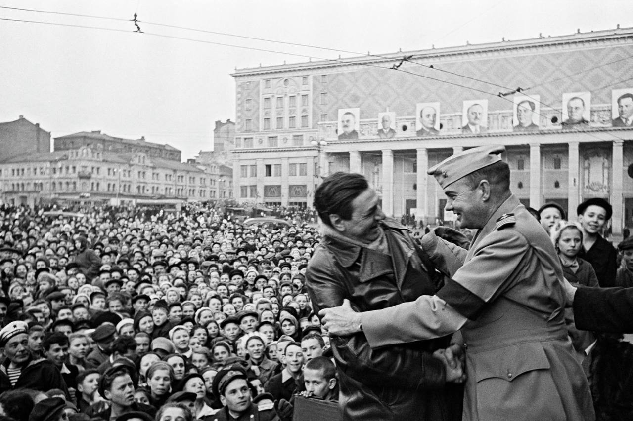 9 мая 1945 года в Москве ⭐️
Поздравляем всех с Днём Победы!
Ровно 80 лет назад Германия подписала акт о безоговорочной капитуляции, после чего Великая Отечественная война официально завершилась | Сетка — социальная сеть от hh.ru