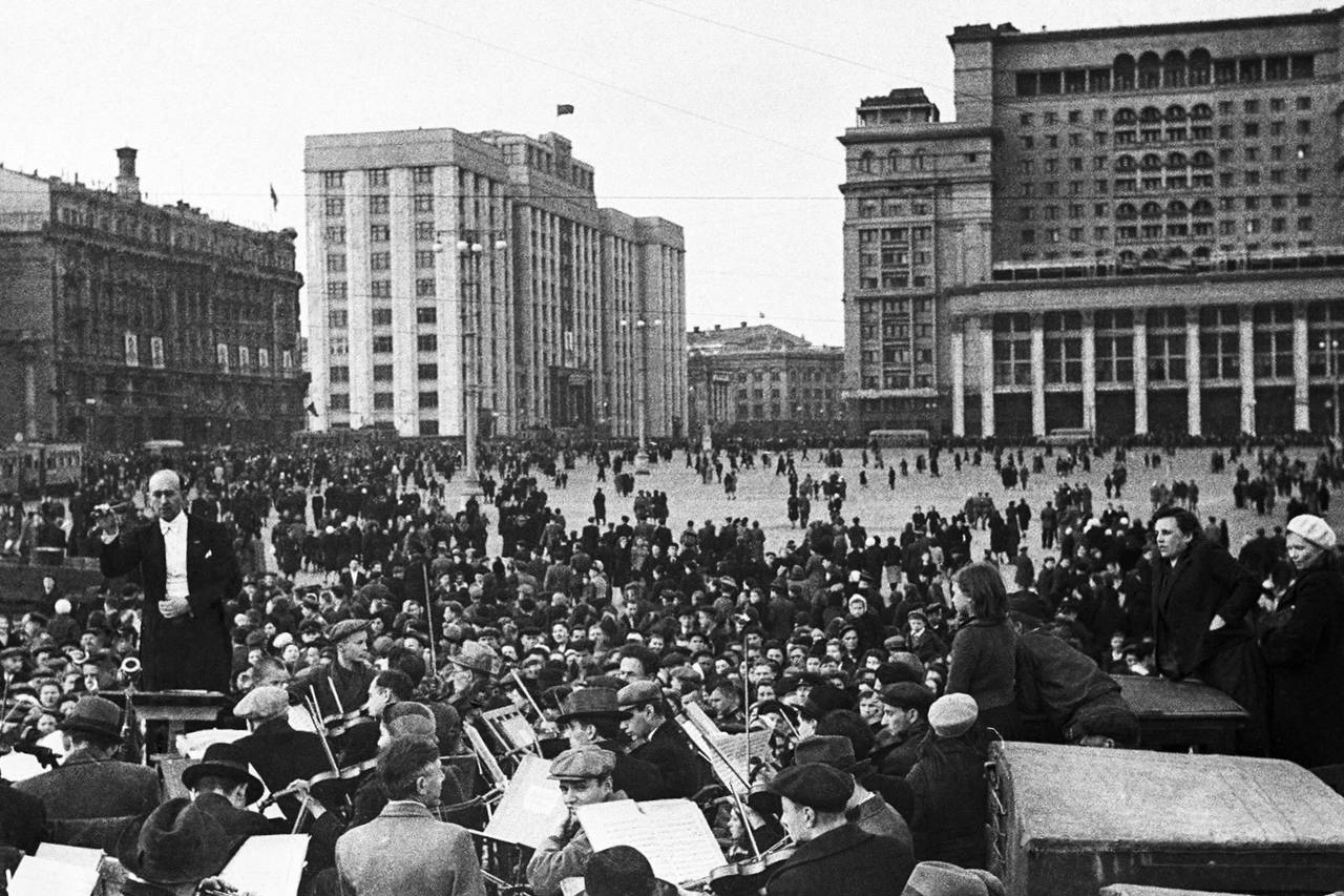 9 мая 1945 года в Москве ⭐️
Поздравляем всех с Днём Победы!
Ровно 80 лет назад Германия подписала акт о безоговорочной капитуляции, после чего Великая Отечественная война официально завершилась | Сетка — социальная сеть от hh.ru