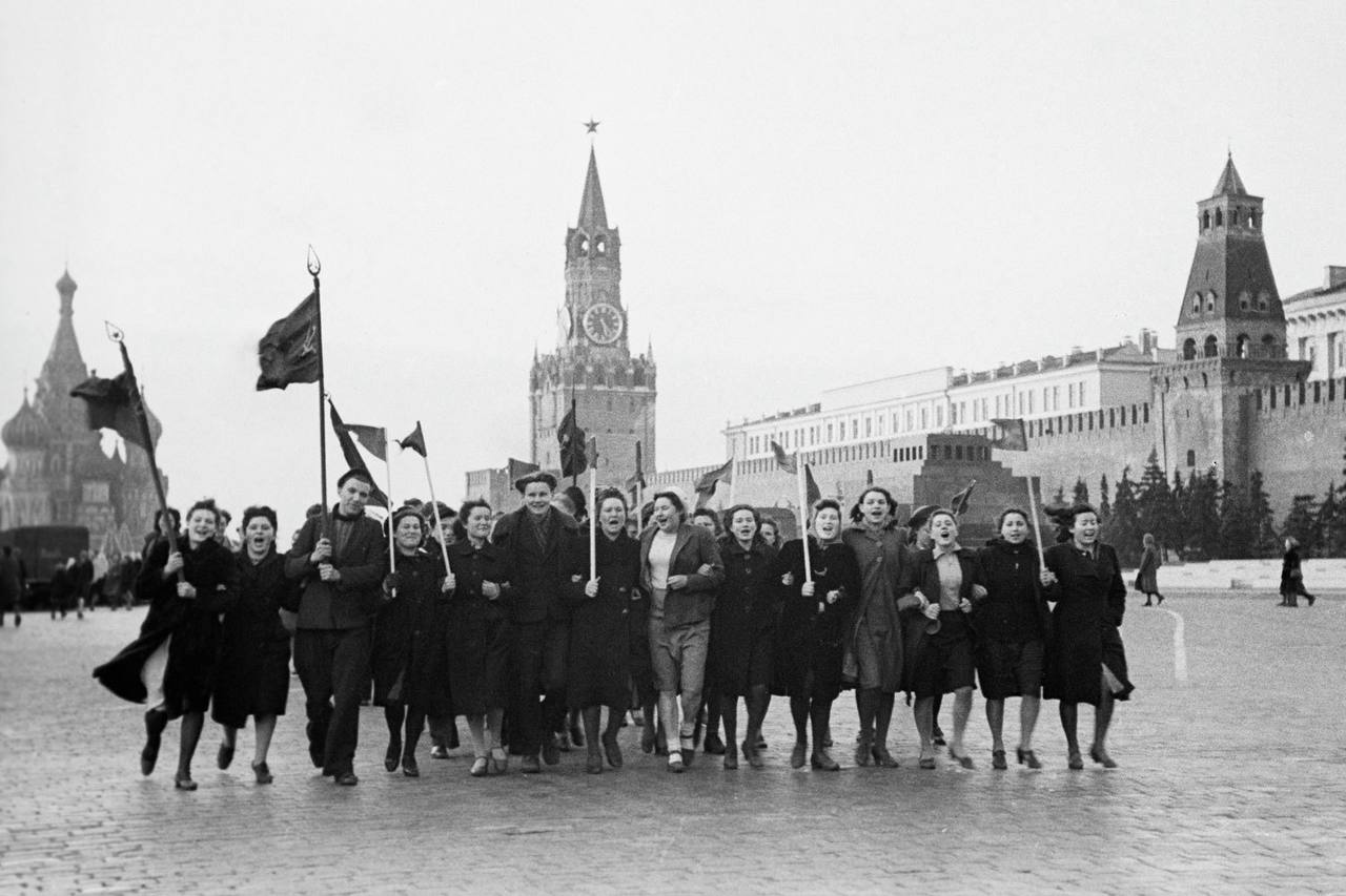 9 мая 1945 года в Москве ⭐️
Поздравляем всех с Днём Победы!
Ровно 80 лет назад Германия подписала акт о безоговорочной капитуляции, после чего Великая Отечественная война официально завершилась | Сетка — социальная сеть от hh.ru