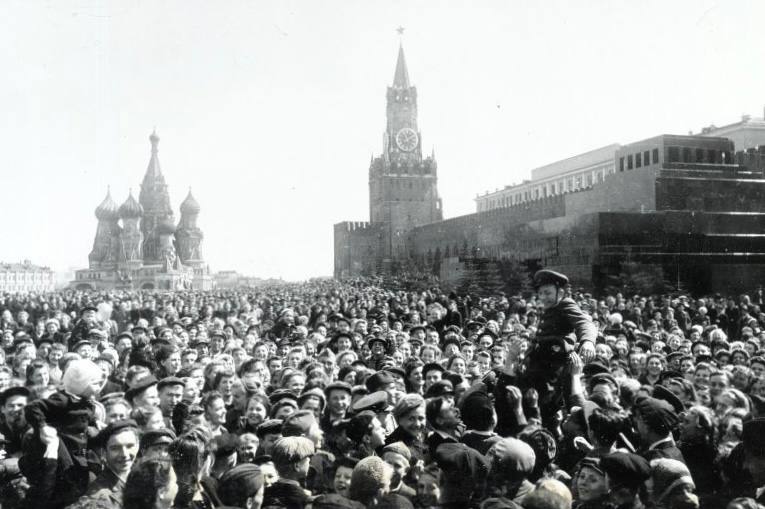 9 мая 1945 года в Москве ⭐️
Поздравляем всех с Днём Победы!
Ровно 80 лет назад Германия подписала акт о безоговорочной капитуляции, после чего Великая Отечественная война официально завершилась | Сетка — социальная сеть от hh.ru