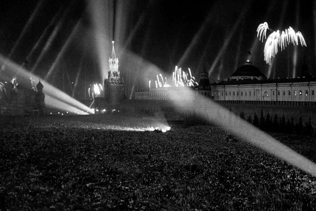 9 мая 1945 года в Москве ⭐️
Поздравляем всех с Днём Победы!
Ровно 80 лет назад Германия подписала акт о безоговорочной капитуляции, после чего Великая Отечественная война официально завершилась | Сетка — социальная сеть от hh.ru