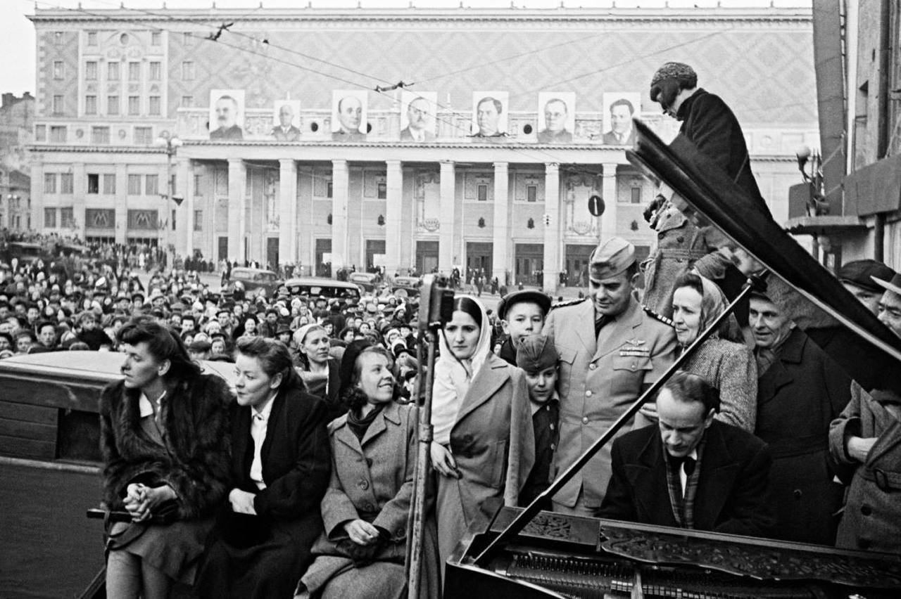 9 мая 1945 года в Москве ⭐️
Поздравляем всех с Днём Победы!
Ровно 80 лет назад Германия подписала акт о безоговорочной капитуляции, после чего Великая Отечественная война официально завершилась | Сетка — социальная сеть от hh.ru