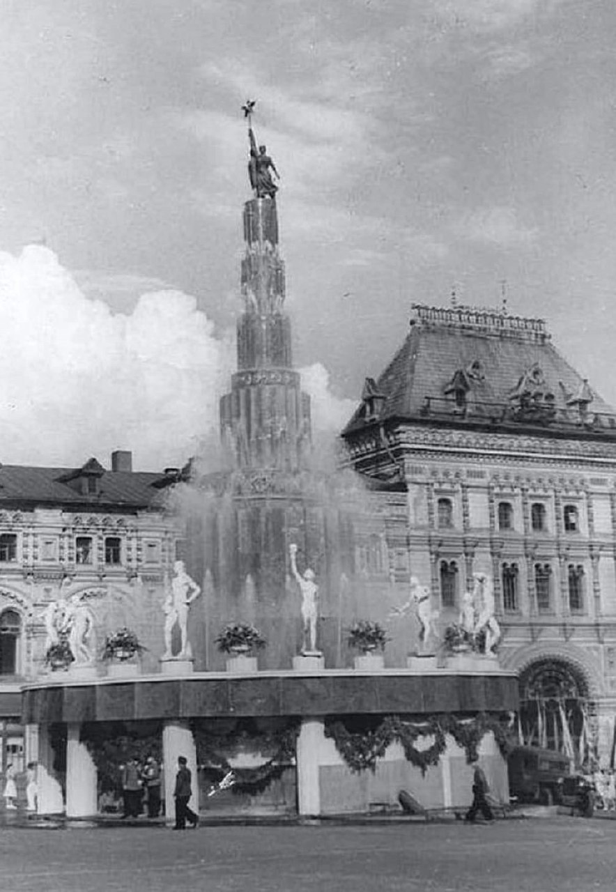Специально к параду 1945 года, посвященному победе советского народа над фашистской Германией, был воздвигнут Фонтан Победителей | Сетка — социальная сеть от hh.ru