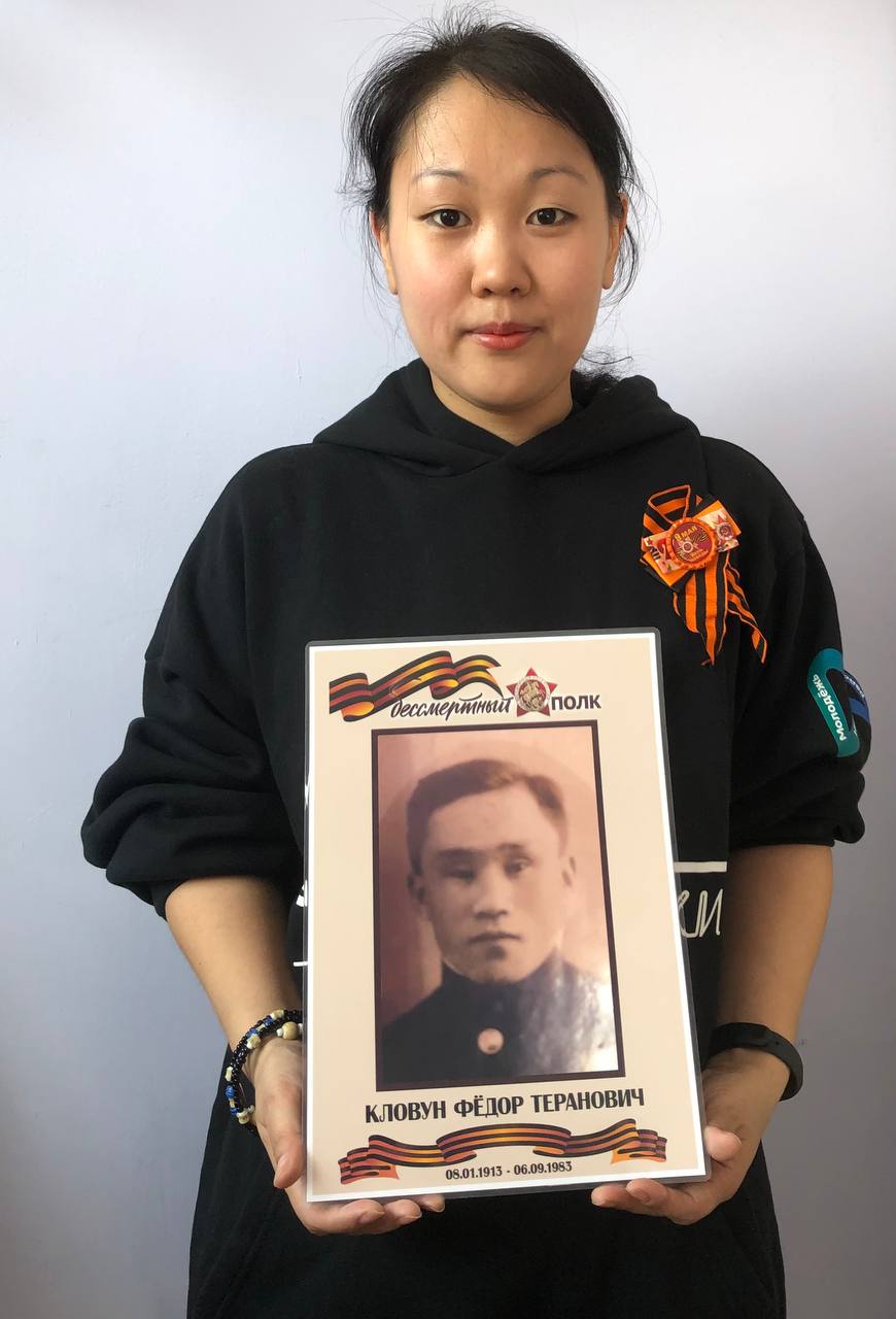 📃Вместо тысячи слов
🇷🇺Немного жаль, что я не могла пройти с портретом дедушки во время шествия. 
🇷🇺Зато у меня есть фото на память об этом дне | Сетка — социальная сеть от hh.ru