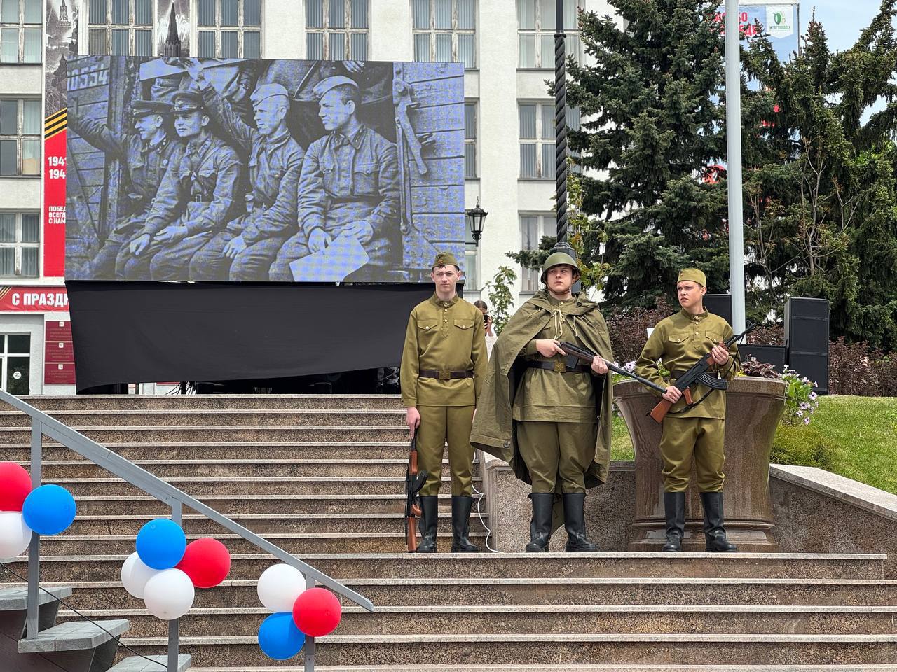 История ожила на импровизированной сцене в Железноводске!
Ярким событием дня стала постановка, погружающая горожан в эпоху Великой Отечественной войны | Сетка — социальная сеть от hh.ru