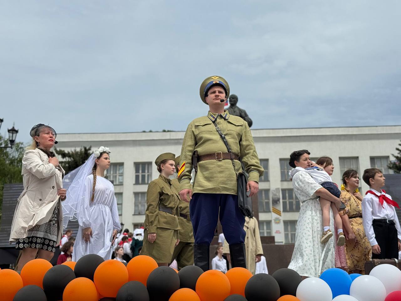 История ожила на импровизированной сцене в Железноводске!
Ярким событием дня стала постановка, погружающая горожан в эпоху Великой Отечественной войны | Сетка — социальная сеть от hh.ru