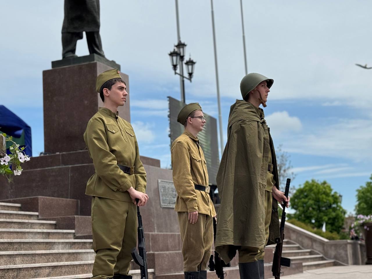 История ожила на импровизированной сцене в Железноводске!
Ярким событием дня стала постановка, погружающая горожан в эпоху Великой Отечественной войны | Сетка — социальная сеть от hh.ru