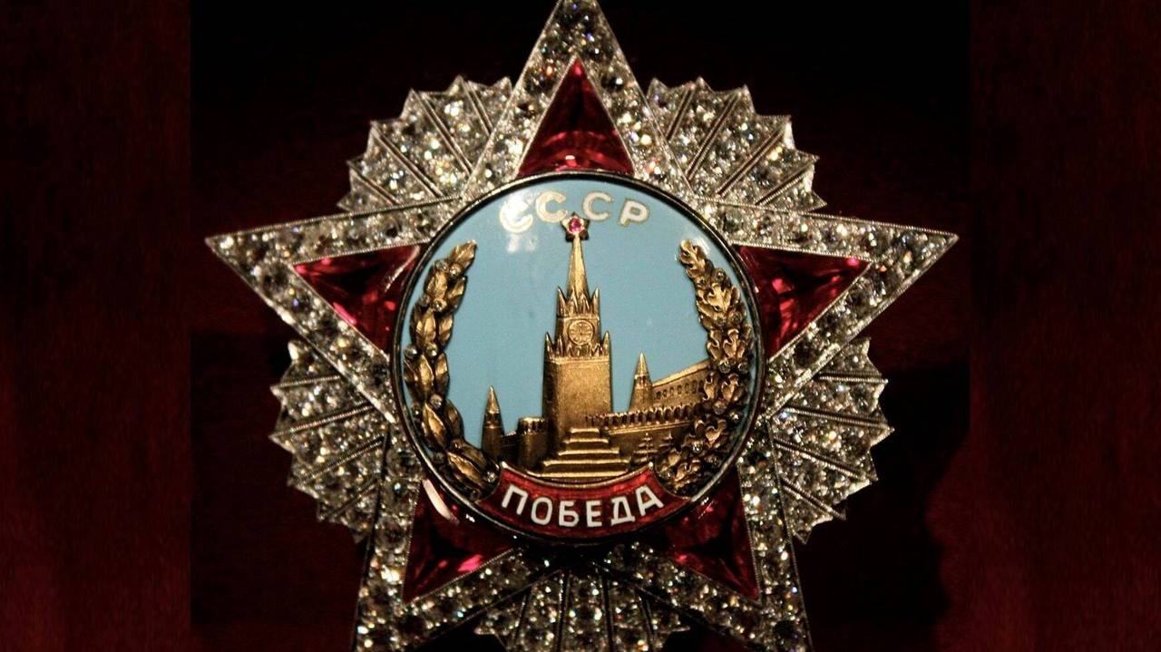Одним из направлений развития ювелирного дела в военное время было производство орденов и медалей.
Среди советских военных наград были действительно шедевры ювелирного искусства | Сетка — социальная сеть от hh.ru