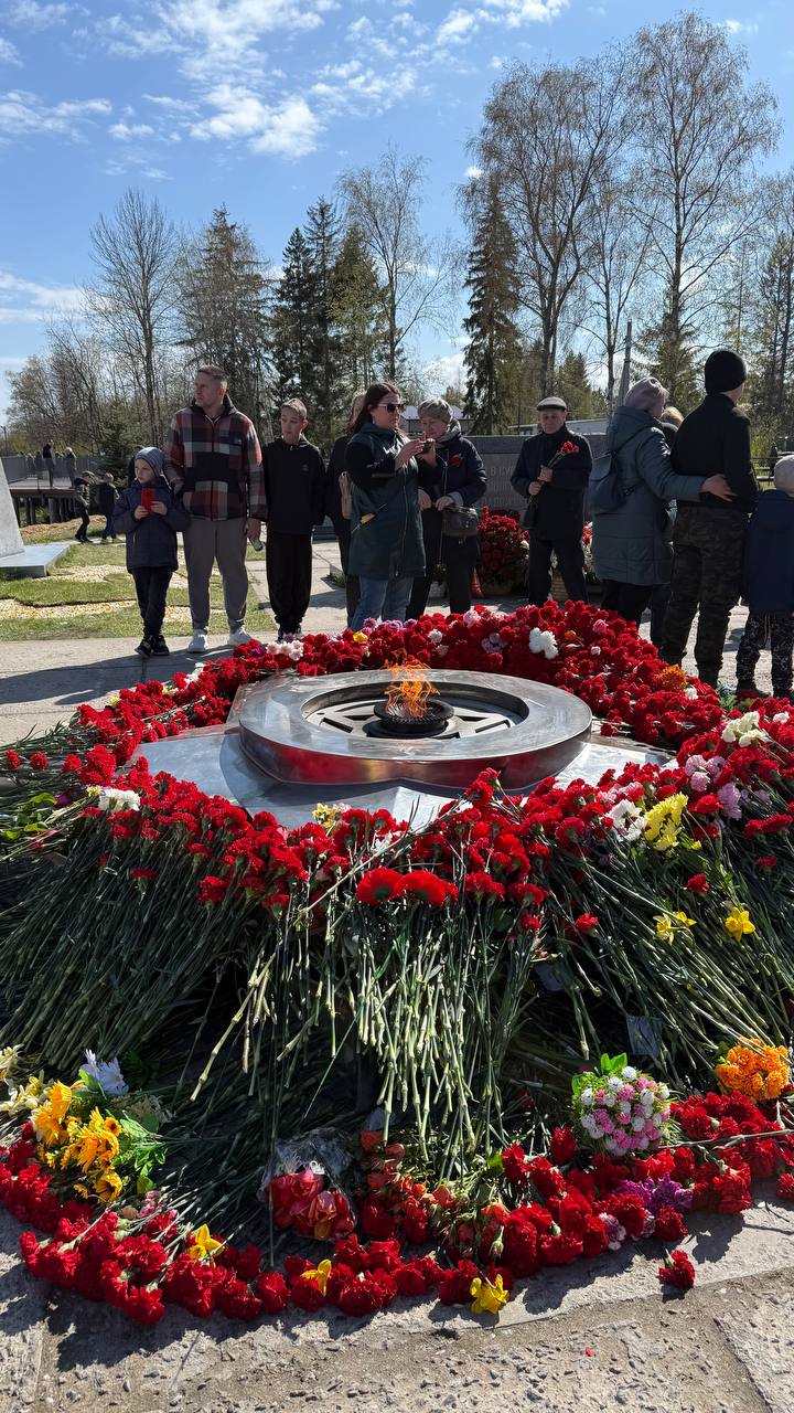 Сегодня днем как и тысячи других россиян приехал к Разорванному кольцу, дабы возложить цветы у Вечного огня | Сетка — социальная сеть от hh.ru