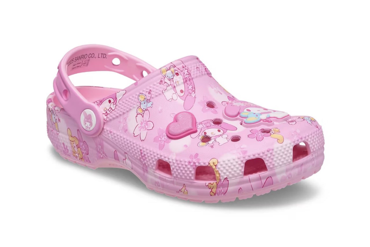Crocs совместно с Sanrio выпустит клоги с персонажем My Melody. Сабо украшает цветущая сакура и милые джиббитсы в виде сердечек.
Новинку выпустят этим летом по цене в 70 долларов. | Сетка — социальная сеть от hh.ru