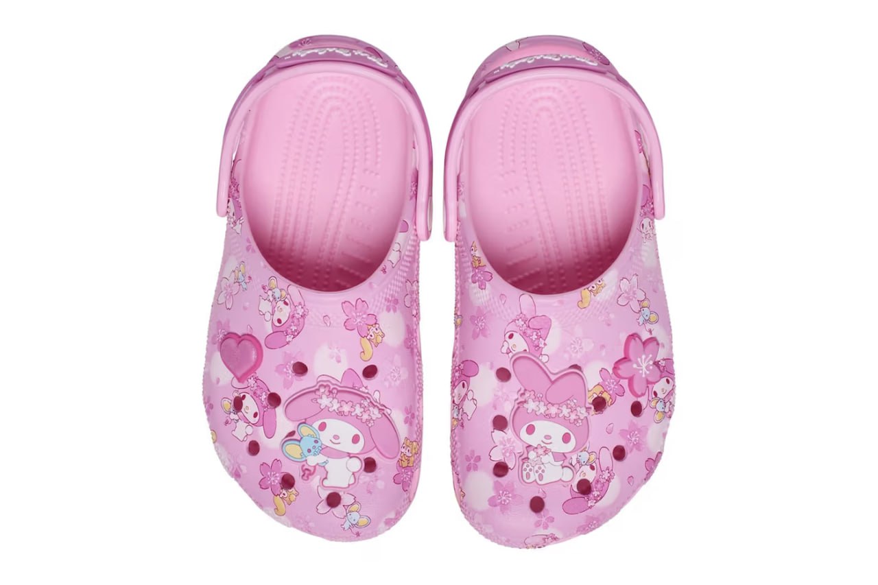 Crocs совместно с Sanrio выпустит клоги с персонажем My Melody. Сабо украшает цветущая сакура и милые джиббитсы в виде сердечек.
Новинку выпустят этим летом по цене в 70 долларов. | Сетка — социальная сеть от hh.ru