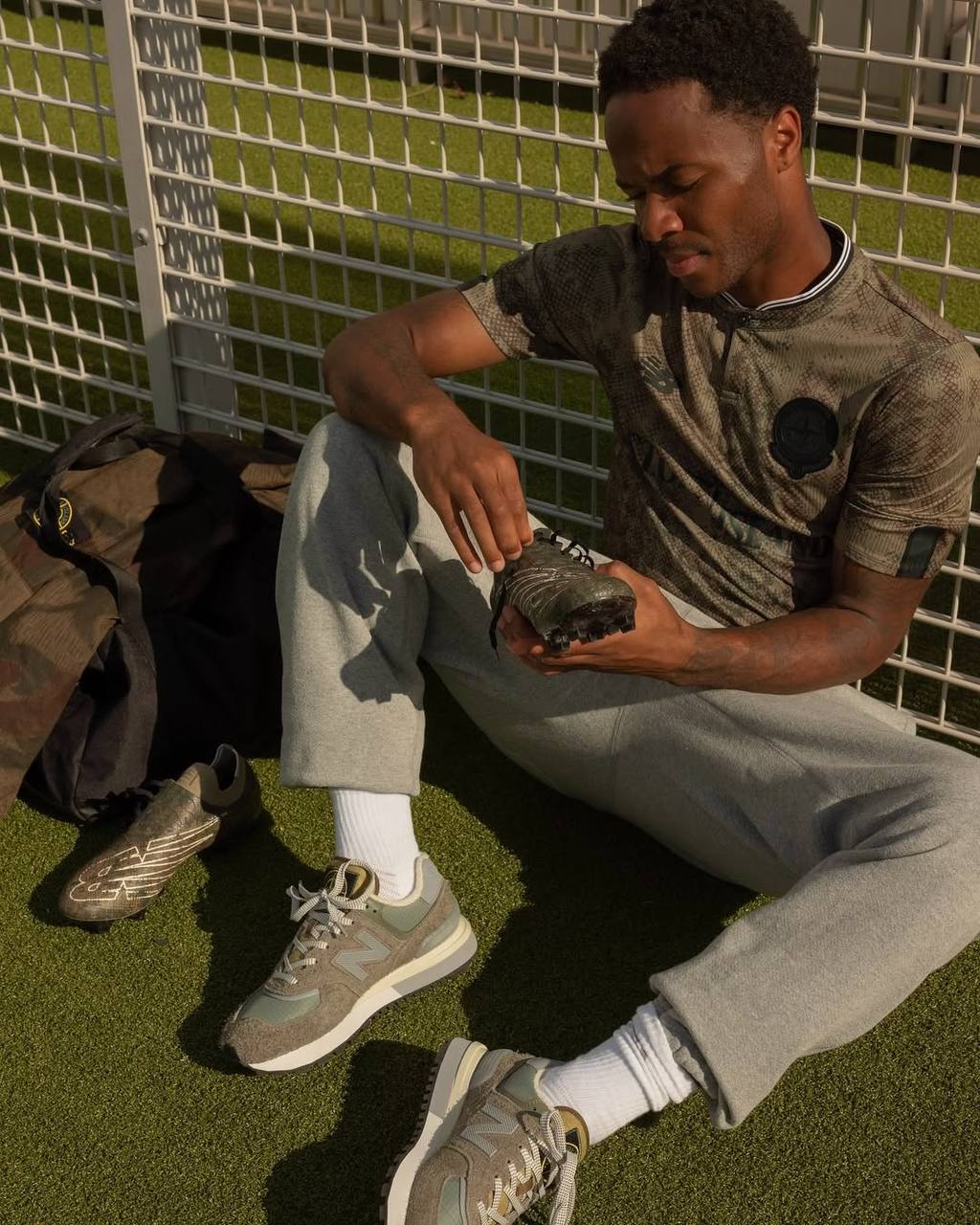 #Артем Не ждали?
Пополнение в копилку нежданных коллабов. New Balance выкатили совместные футбольные бутсы вместе с культовым брендом одежды Stone Island | Сетка — социальная сеть от hh.ru