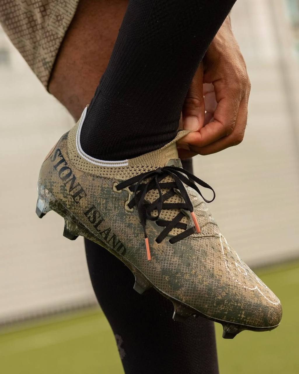#Артем Не ждали?
Пополнение в копилку нежданных коллабов. New Balance выкатили совместные футбольные бутсы вместе с культовым брендом одежды Stone Island | Сетка — социальная сеть от hh.ru