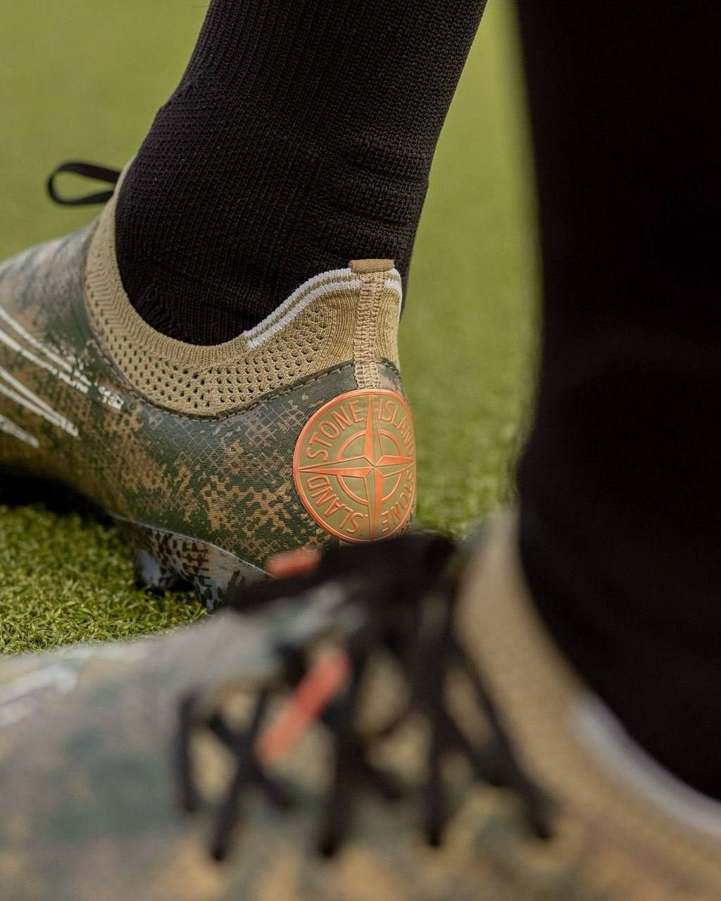 #Артем Не ждали?
Пополнение в копилку нежданных коллабов. New Balance выкатили совместные футбольные бутсы вместе с культовым брендом одежды Stone Island | Сетка — социальная сеть от hh.ru