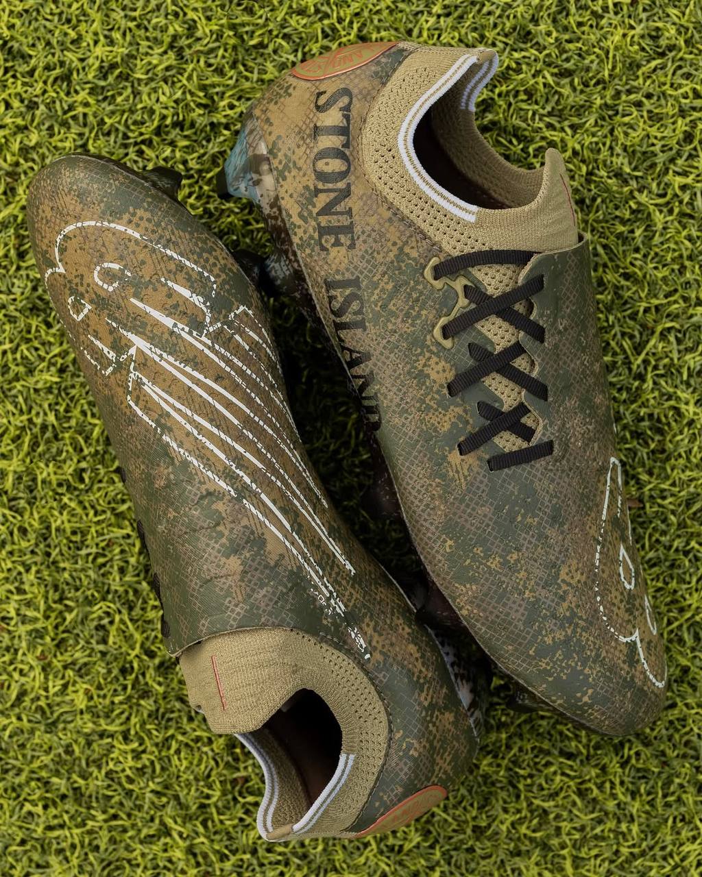 #Артем Не ждали?
Пополнение в копилку нежданных коллабов. New Balance выкатили совместные футбольные бутсы вместе с культовым брендом одежды Stone Island | Сетка — социальная сеть от hh.ru