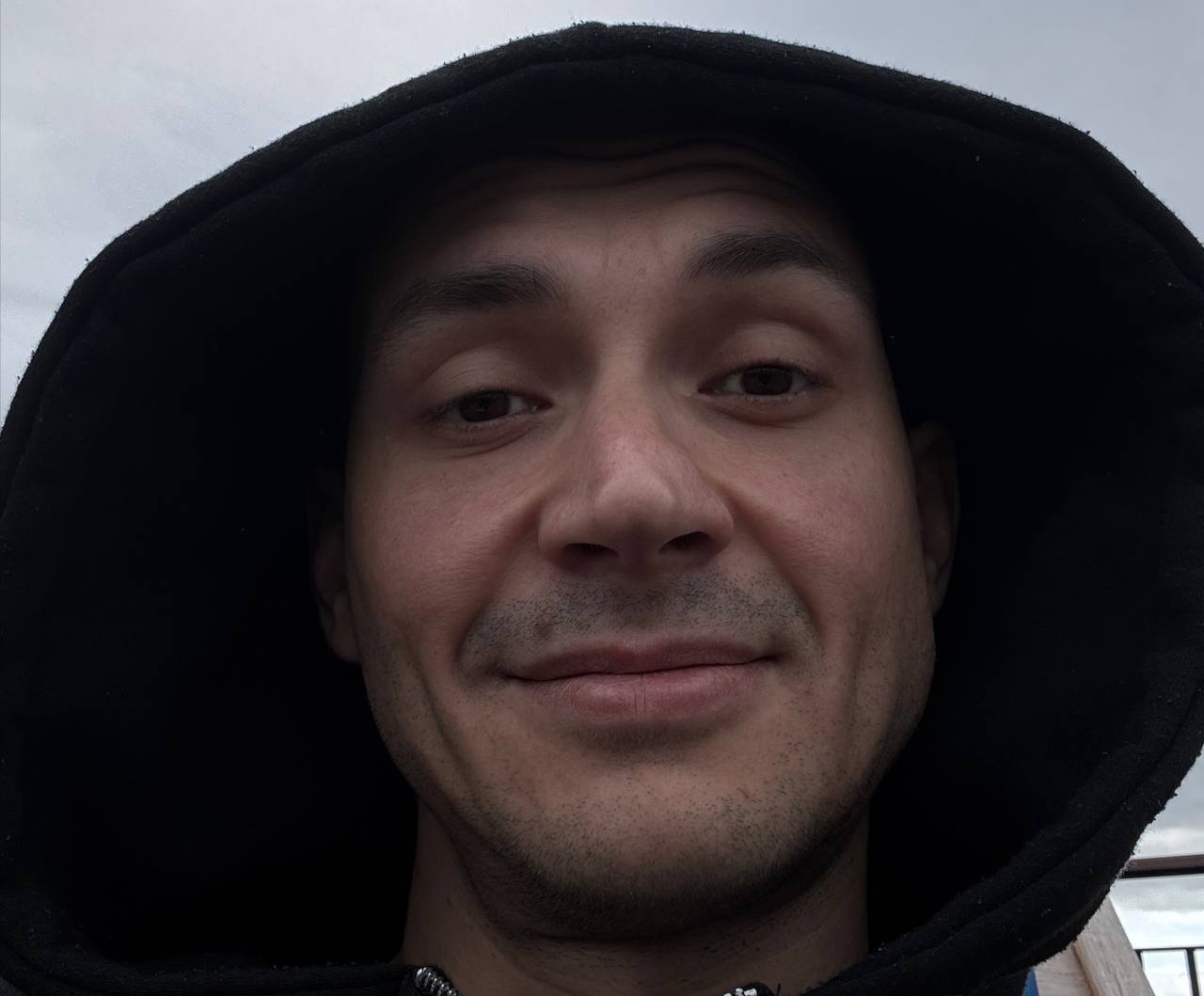 Задумываешься, где будешь через год?
Я — да.
Активно об этом думаю.
Всего год назад я был тем, кто вообще не пишет в ГПТ ничего | Сетка — социальная сеть от hh.ru