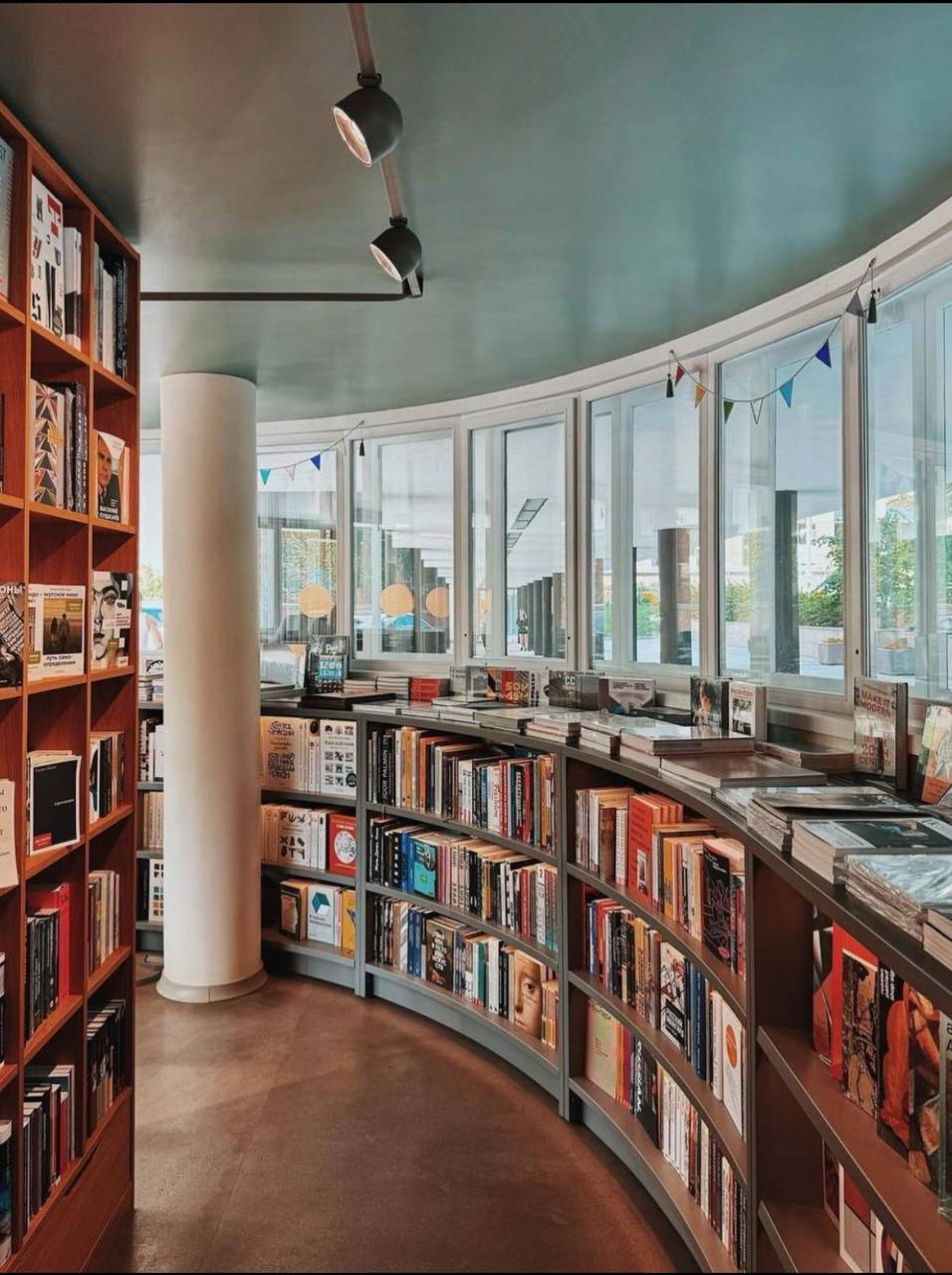 📚Книжный в Доме Наркомфина
Ежедневно 11:00-22:00
Дом Наркомфина — яркий памятник авангардного наследия с камерной атмосферой внутри: в книжном можно найти редкие издания по истории конструктивизма и а... | Сетка — социальная сеть от hh.ru