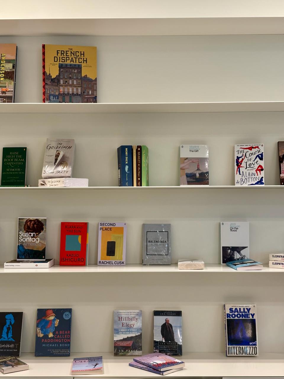 На майских я охотилась за книгами
Одну особенно ждала в своей библиотеке — «Из ничего: искусство создавать искусство» Рика Рубина.
Сначала ждала перевода. Потом забыла про неё | Сетка — социальная сеть от hh.ru