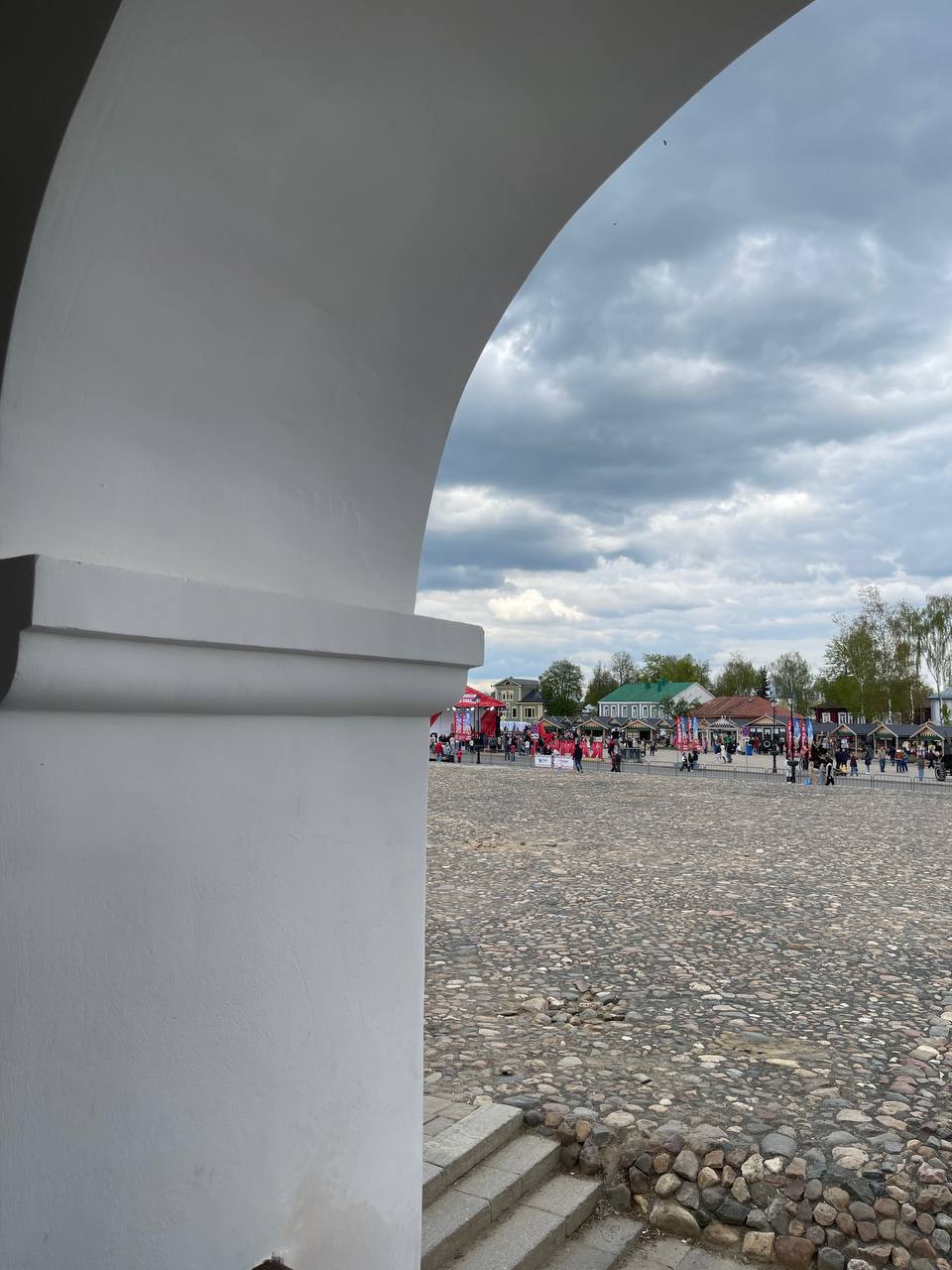 Суздаль
Русь. Русская Земля. Россия. Просто порция фотографий города, где ты как будто выходишь на авансцену истории.
Путешествуйте по России, она этого достойна!
📱 «Инвестиции по-русски» | Сетка — социальная сеть от hh.ru