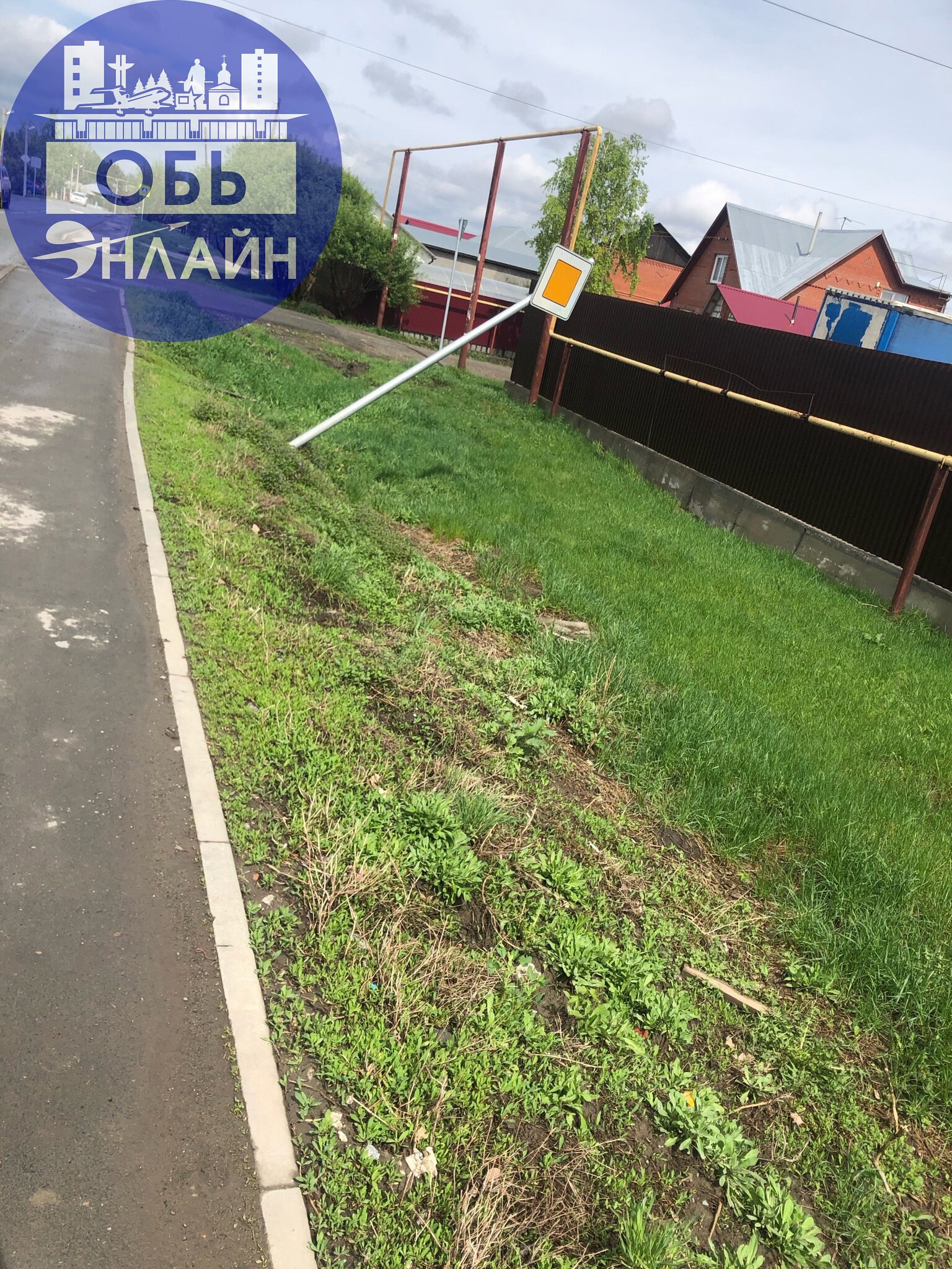 ↗ Опять Кирзаводская
А если бы ветер дул в сторону дороги и повредил чей-то автомобиль или пешехода)
Кто бы отвечал за монтаж такой?
vk.com
Подробнее на https://vk.com/ob | Сетка — социальная сеть от hh.ru