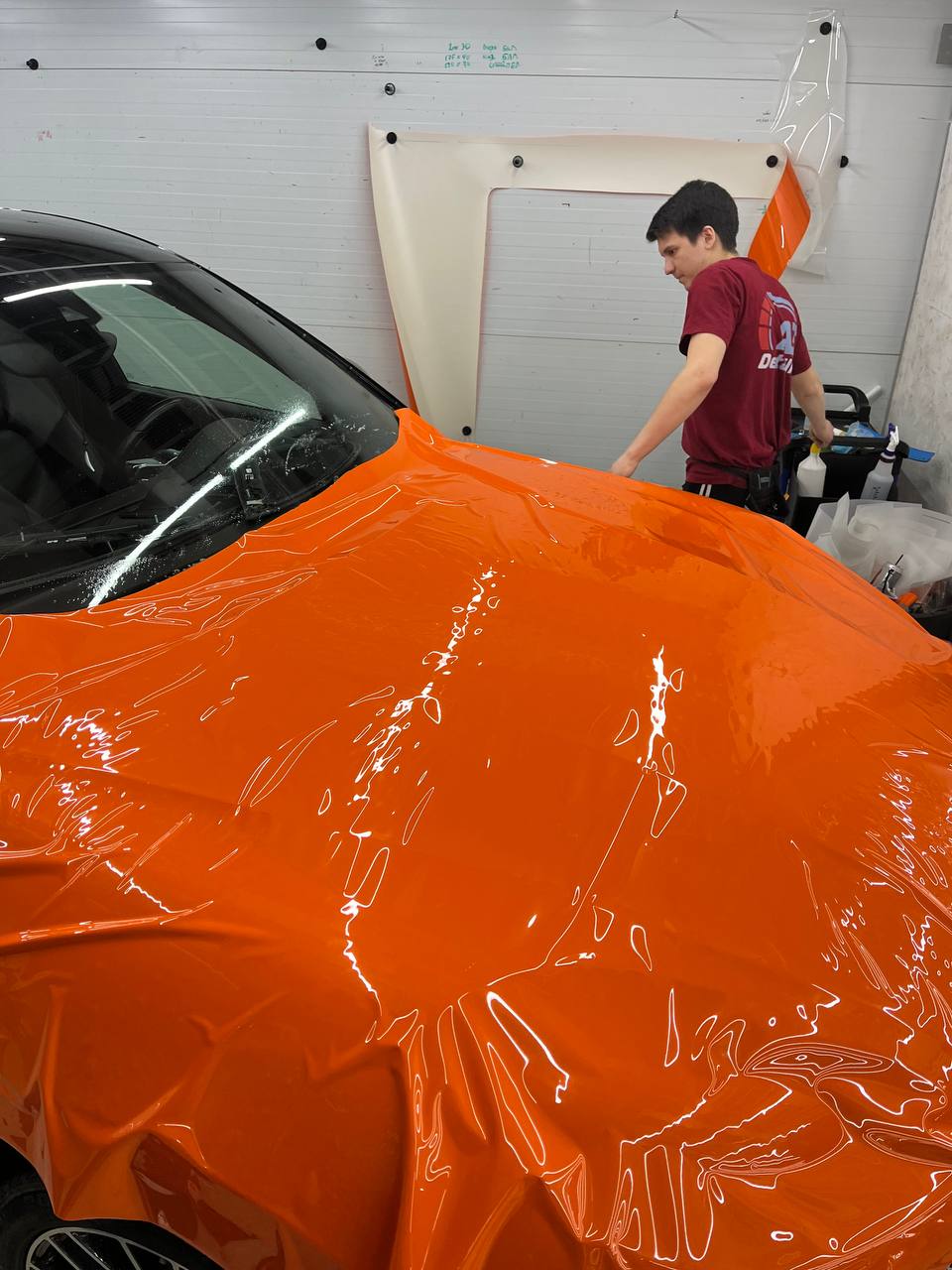 Порше Макан, который изначально был черным, теперь имеет потрясающий апельсиновый цвет! Если ты тоже хочешь такую перемену для своего автомобиля и защитить его от сколов и царапин или просто интересуе... | Сетка — социальная сеть от hh.ru