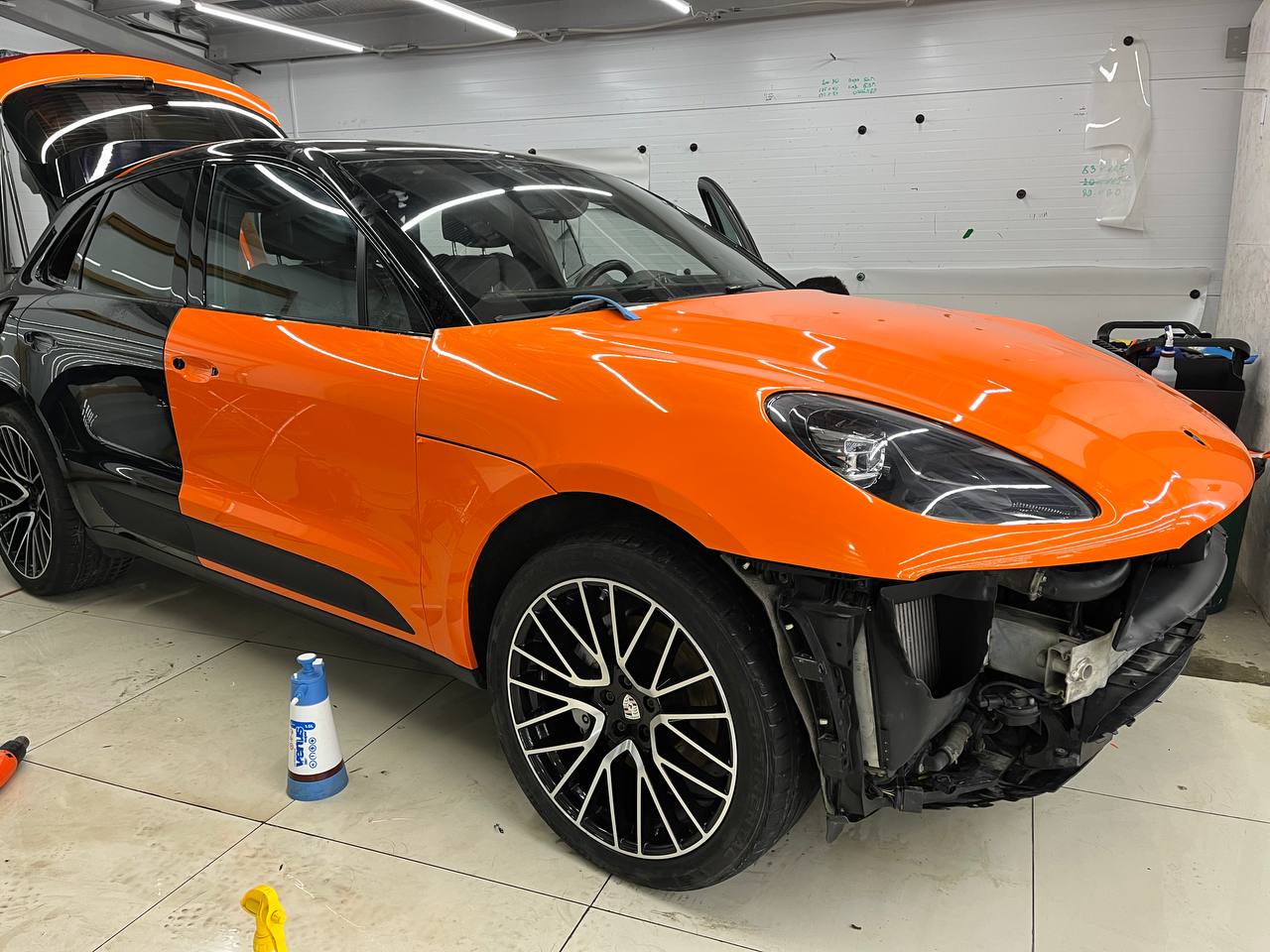 Порше Макан, который изначально был черным, теперь имеет потрясающий апельсиновый цвет! Если ты тоже хочешь такую перемену для своего автомобиля и защитить его от сколов и царапин или просто интересуе... | Сетка — социальная сеть от hh.ru