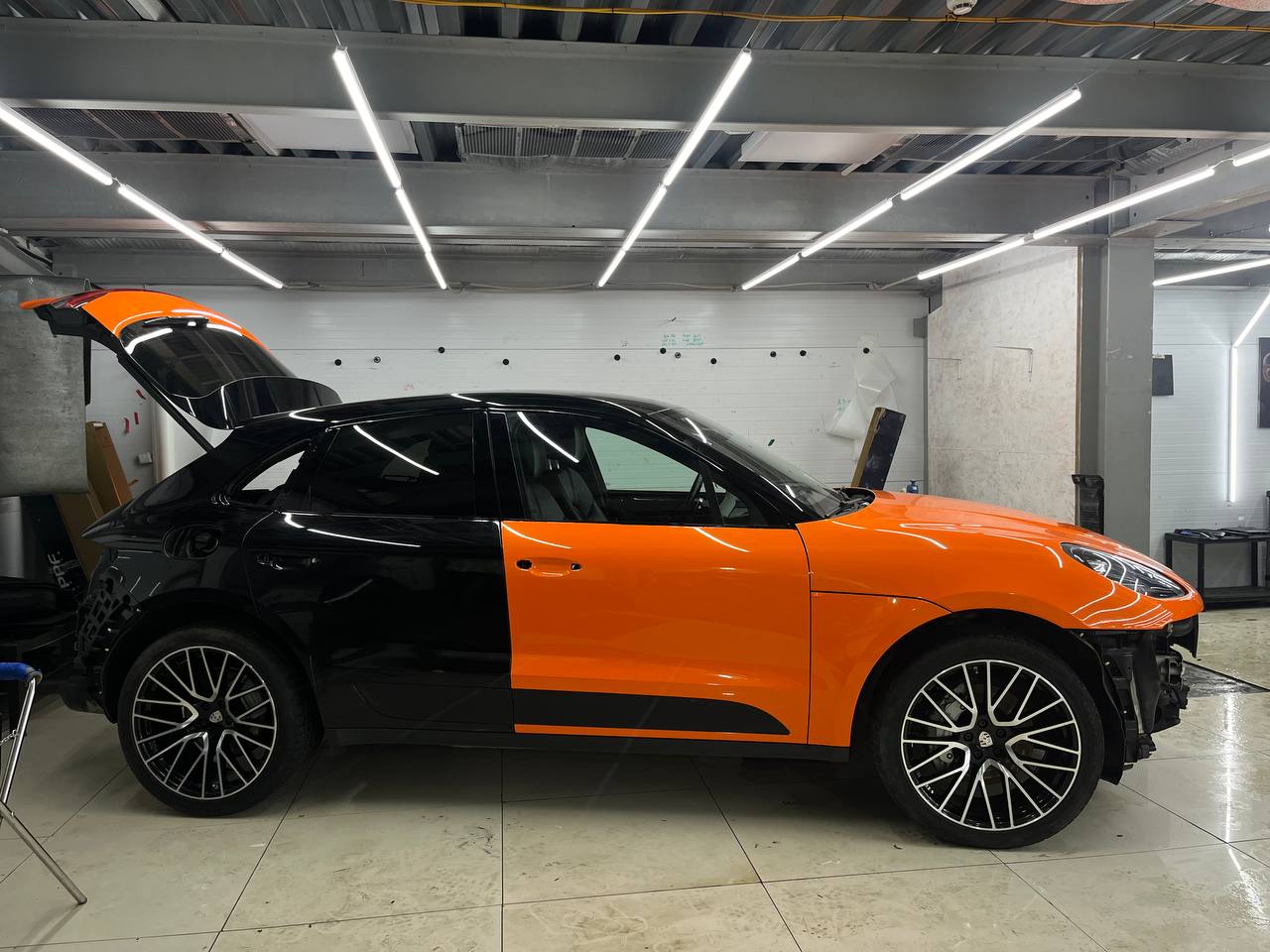 Порше Макан, который изначально был черным, теперь имеет потрясающий апельсиновый цвет! Если ты тоже хочешь такую перемену для своего автомобиля и защитить его от сколов и царапин или просто интересуе... | Сетка — социальная сеть от hh.ru