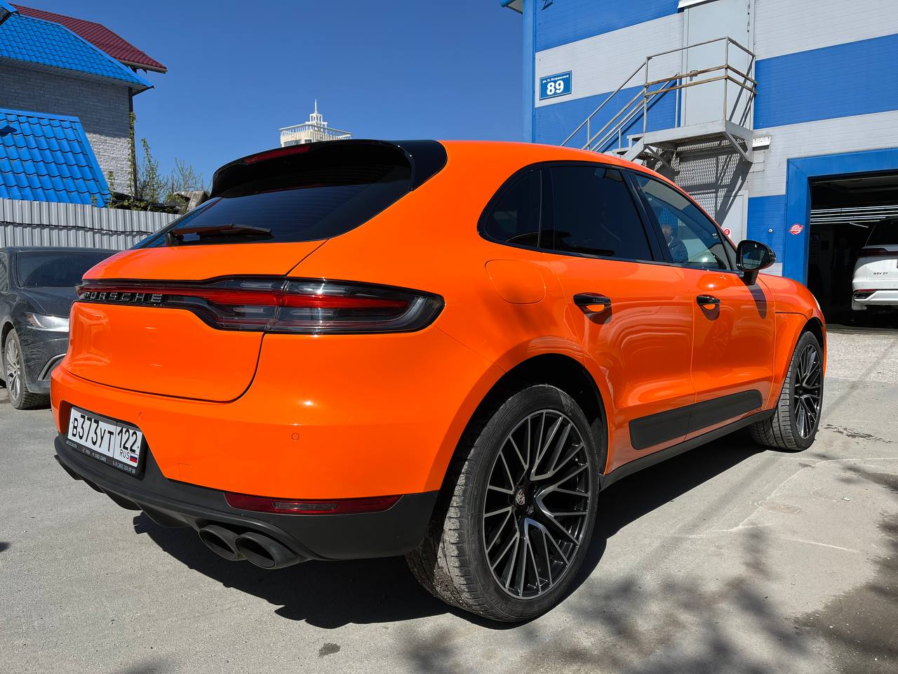 Порше Макан, который изначально был черным, теперь имеет потрясающий апельсиновый цвет! Если ты тоже хочешь такую перемену для своего автомобиля и защитить его от сколов и царапин или просто интересуе... | Сетка — социальная сеть от hh.ru